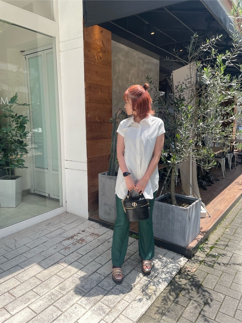 ホワイト系のシャツ/ブラウス、その他のサンダル、ブラック系のタンクトップを着用したレディースの夏コーディネートの3枚目の写真