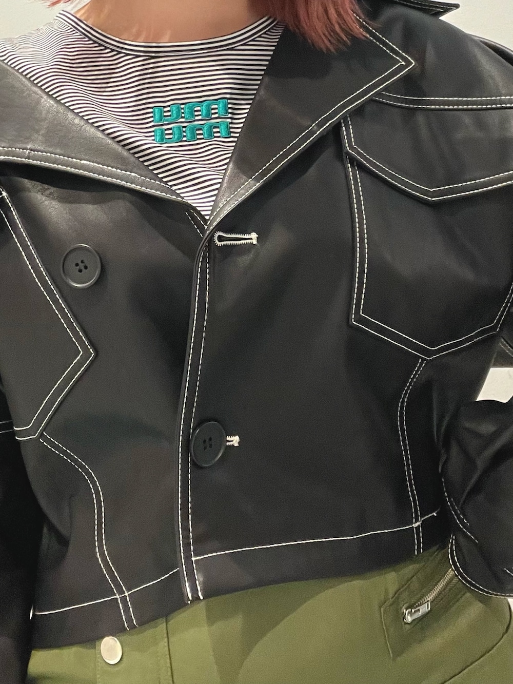 ベージュ系のスカート、その他のTシャツ/カットソー、ブラック系のブルゾンを着用したレディースの夏コーディネートの3枚目の写真