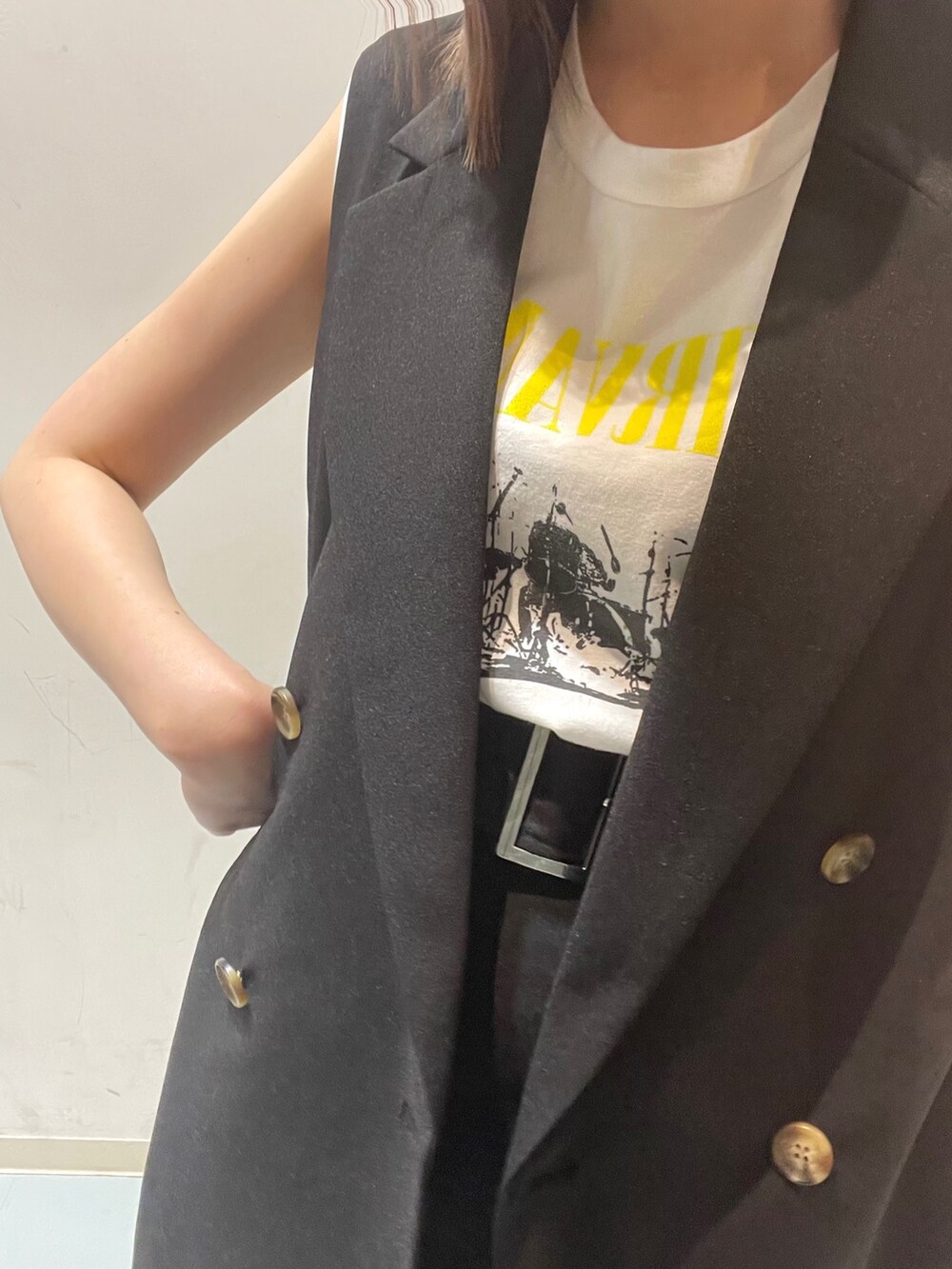 その他のショルダーバッグ、ブラック系のサンダル、ホワイト系のタンクトップを着用したレディースの夏コーディネートの4枚目の写真