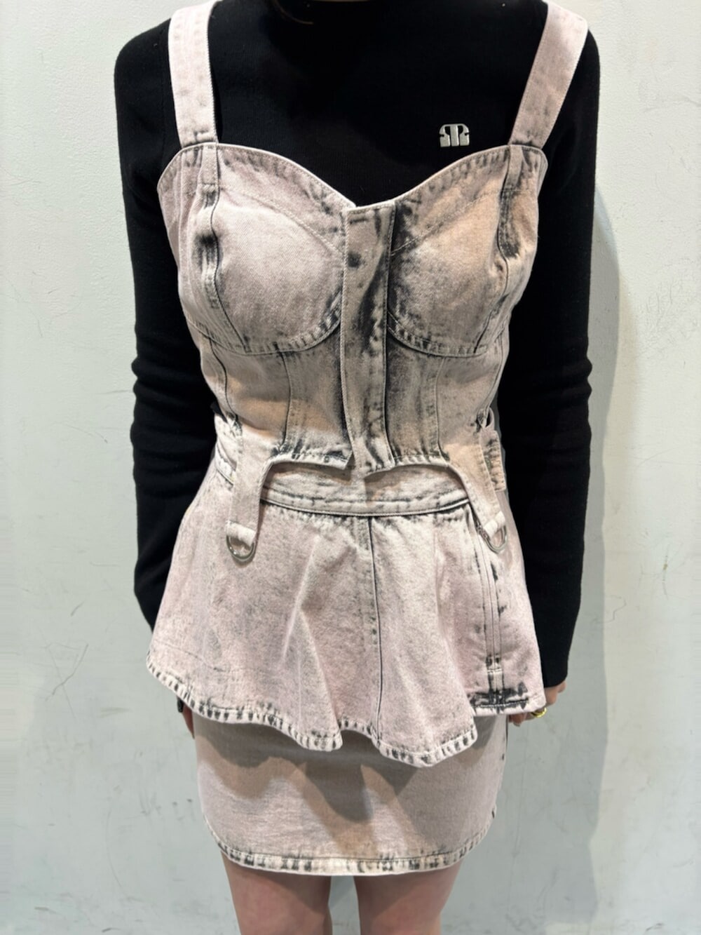 ピンク系のデニムジャケット、ピンク系のその他トップス、ピンク系のデニムスカートを着用したレディースの冬コーディネートの6枚目の写真