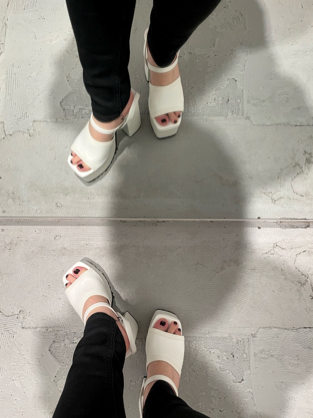 その他のトートバッグ、ブラック系のデニムパンツ、ホワイト系のサンダルを着用したレディースの春コーディネートの7枚目の写真