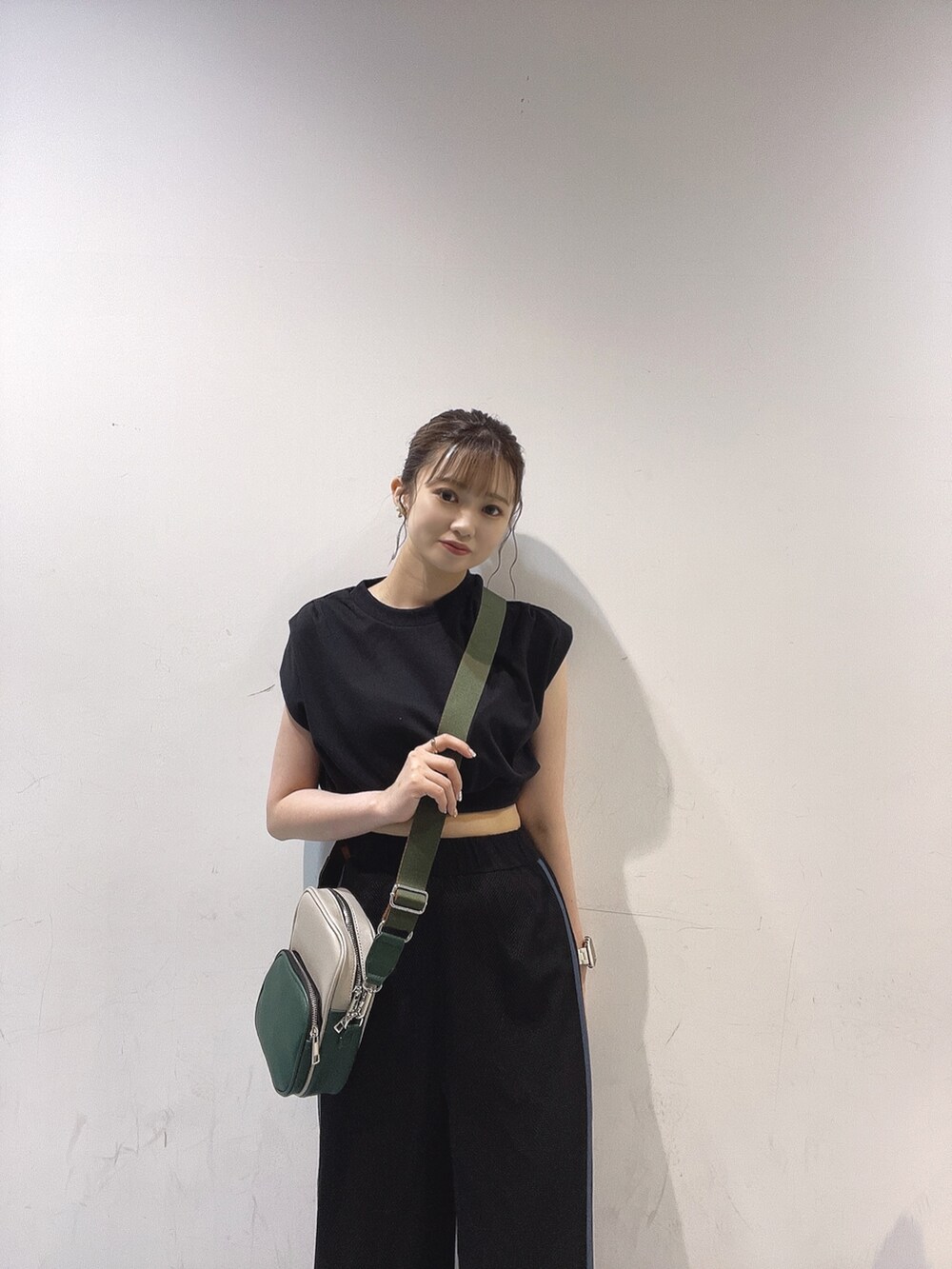 ブラック系のTシャツ/カットソー、ブラック系のスウェットパンツ、その他のサンダルを着用したレディースの夏コーディネートの4枚目の写真