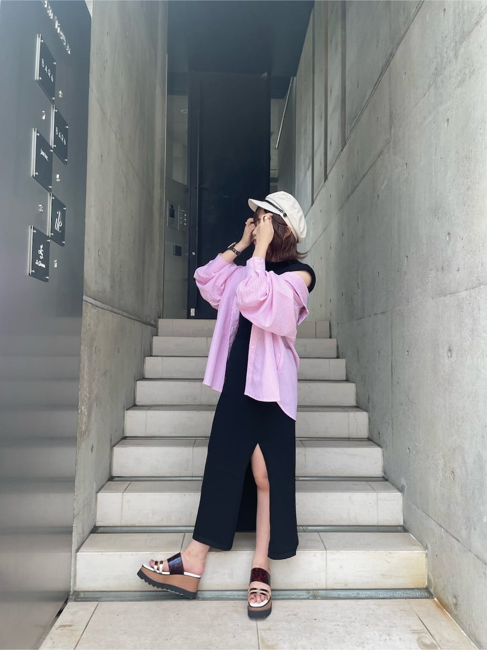 その他のサンダル、ホワイト系のデニムパンツ、ブラック系のスカートを着用したレディースの夏コーディネートの3枚目の写真