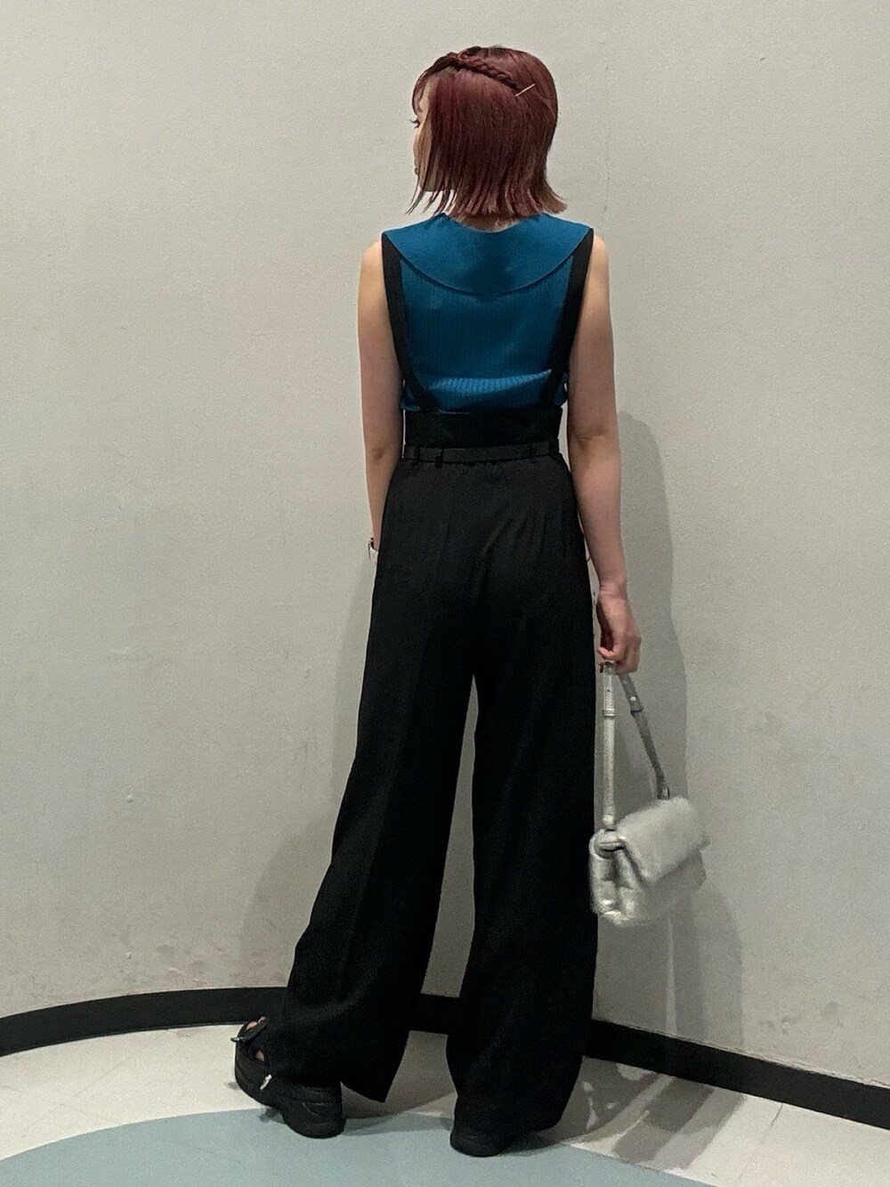 ブラック系のその他パンツ、ブルー系のニット/セーター、ブラック系のサンダルを着用したレディースの夏コーディネートの3枚目の写真