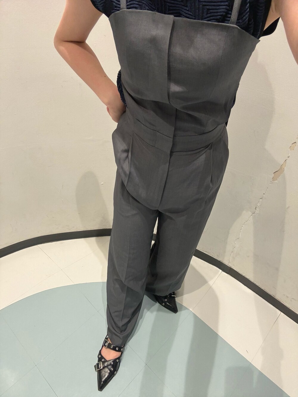 ブルー系のニット/セーター、グレー系のワンピースを着用したレディースの秋コーディネートの5枚目の写真