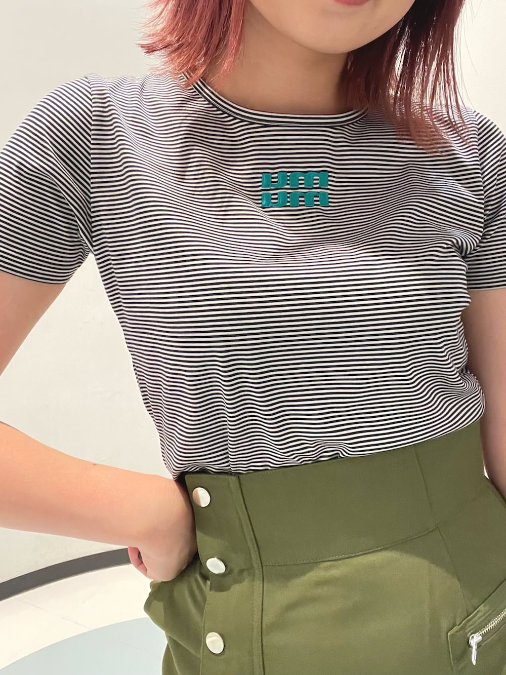 ベージュ系のスカート、その他のTシャツ/カットソー、ブラック系のブルゾンを着用したレディースの夏コーディネートの4枚目の写真