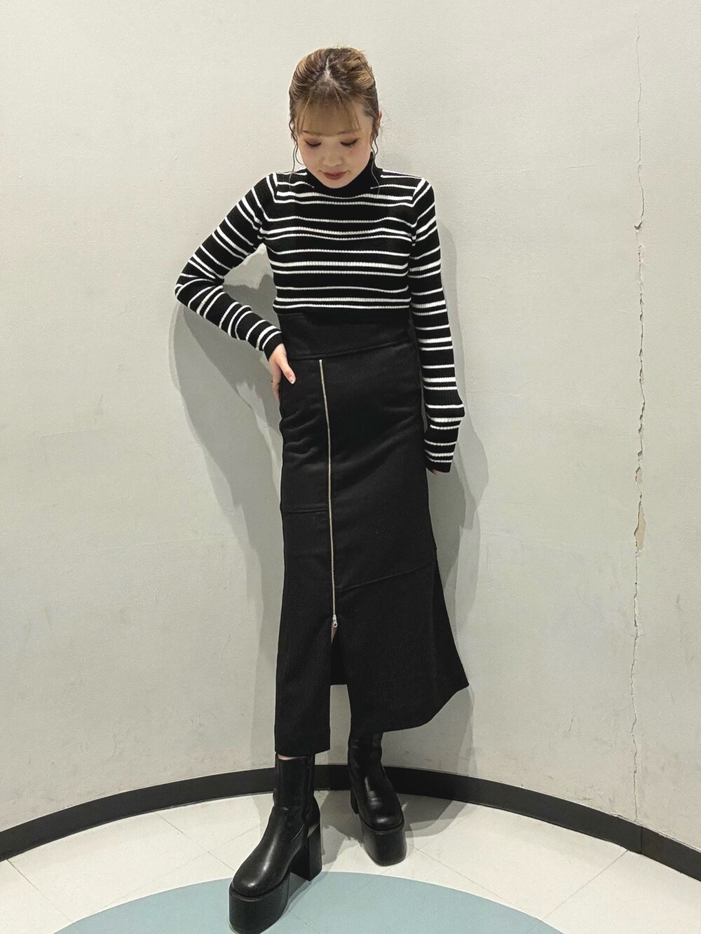 ブラック系のスカート、その他のニット/セーター、ブラウン系のムートンコートを着用したレディースの秋コーディネートの4枚目の写真