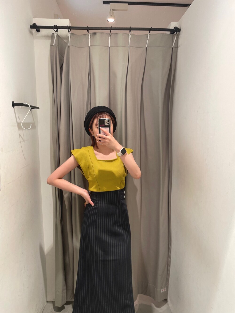 イエロー系のニット/セーター、ブラック系のサンダル、その他のスカートを着用したレディースの夏コーディネートの4枚目の写真