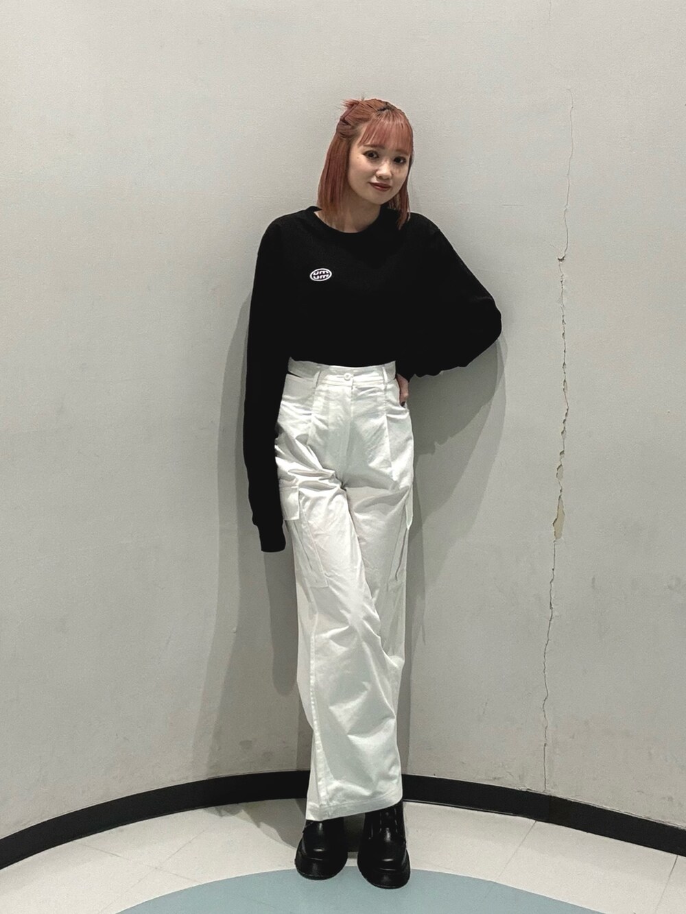 ブラック系のブーツ、ホワイト系のカーゴパンツ、ブラック系のTシャツ/カットソーを着用したレディースの冬コーディネートの4枚目の写真