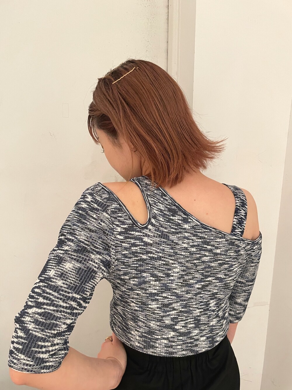 ブラック系のスカート、ブルー系のニット/セーター、ブラック系のサンダルを着用したレディースの春コーディネートの4枚目の写真