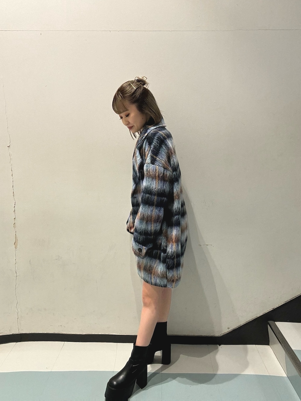 ブルー系のピーコート、ホワイト系のニット/セーター、ブラック系のスカートを着用したレディースの秋コーディネートの2枚目の写真