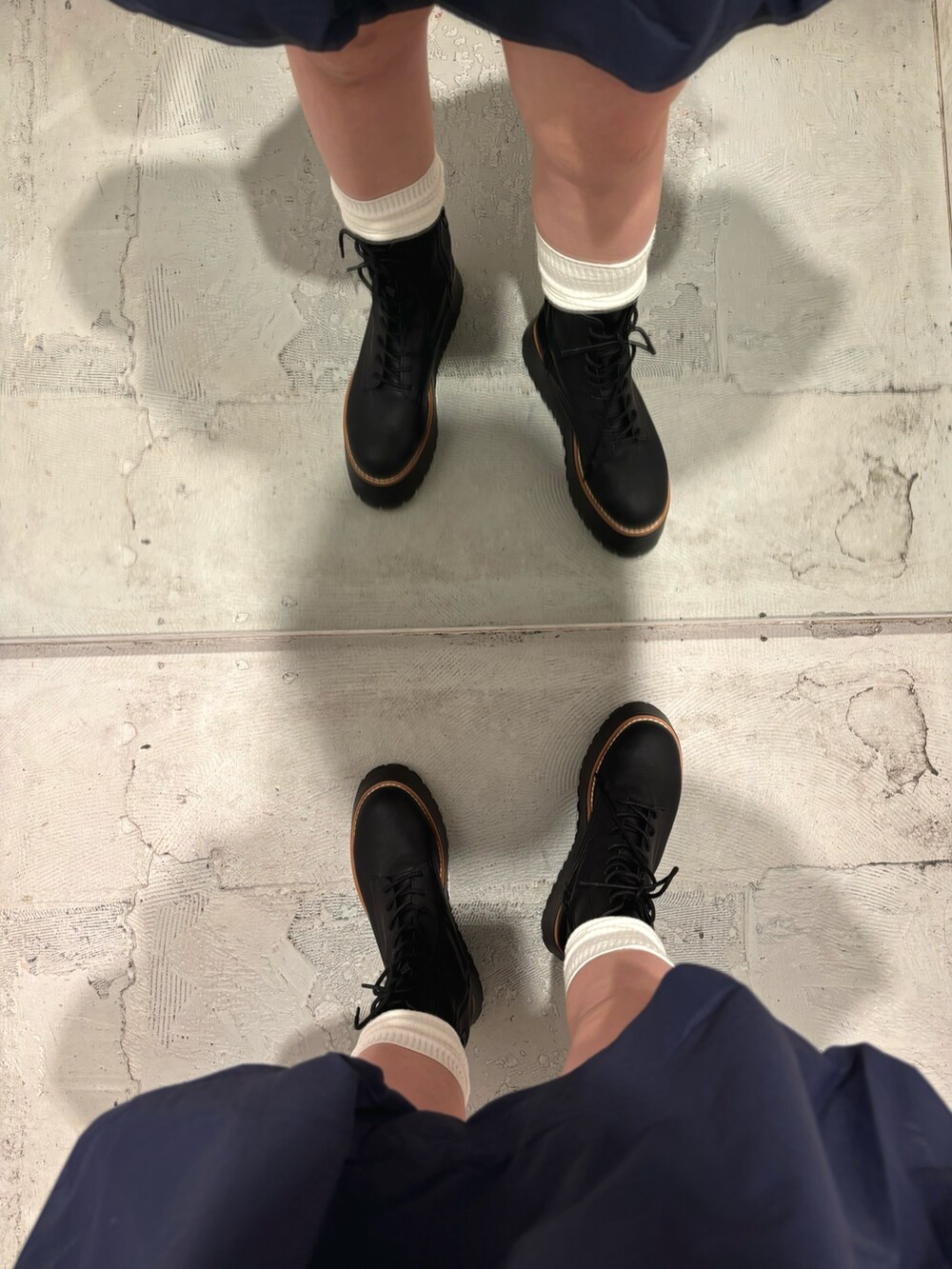 ブルー系のワンピース、ブラック系のブーツを着用したレディースの夏コーディネートの7枚目の写真