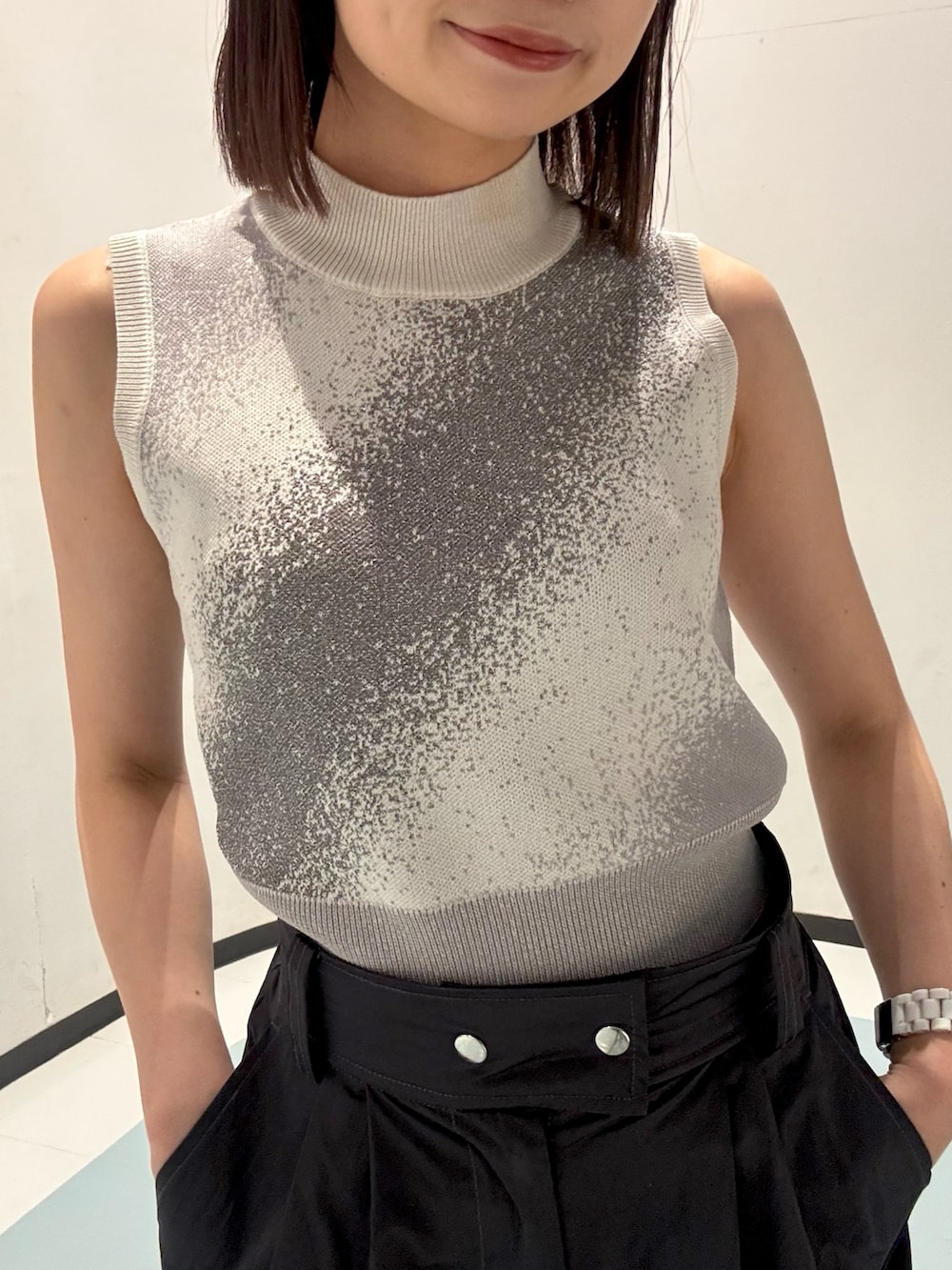 ホワイト系のタンクトップ、グレー系のカーゴパンツ、ブラック系のサンダルを着用したレディースの夏コーディネートの4枚目の写真