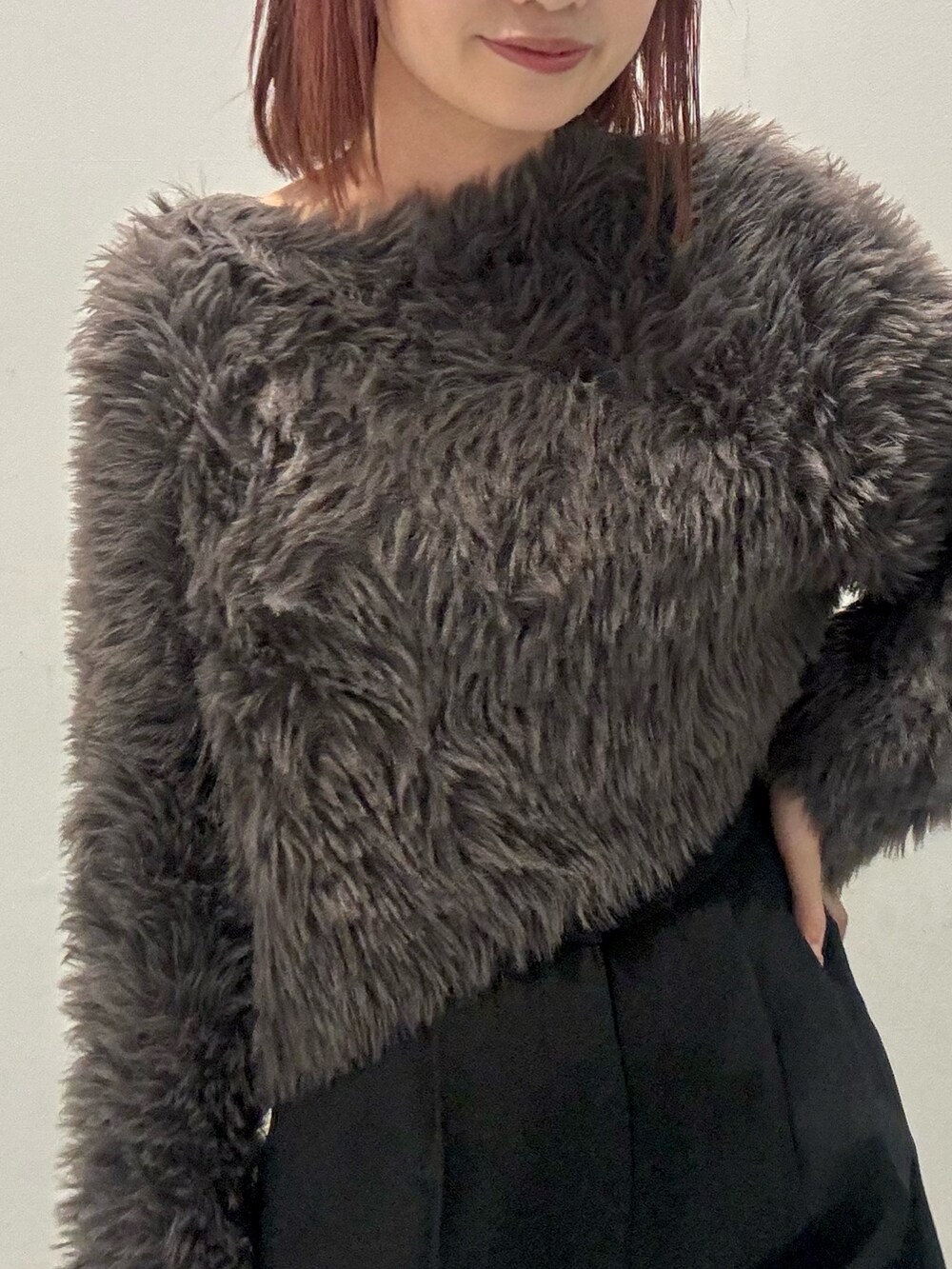 グレー系のニット/セーター、ブラック系のブーツ、ブラック系のその他パンツを着用したレディースの秋コーディネートの4枚目の写真