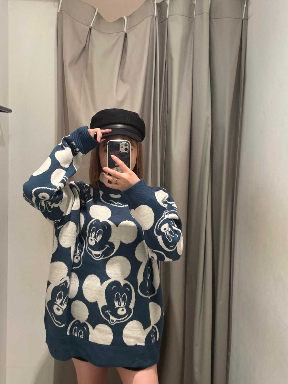 ブラック系のその他パンツ、ホワイト系のニット/セーター、ブルー系のニット/セーターを着用したレディースの秋コーディネートの4枚目の写真