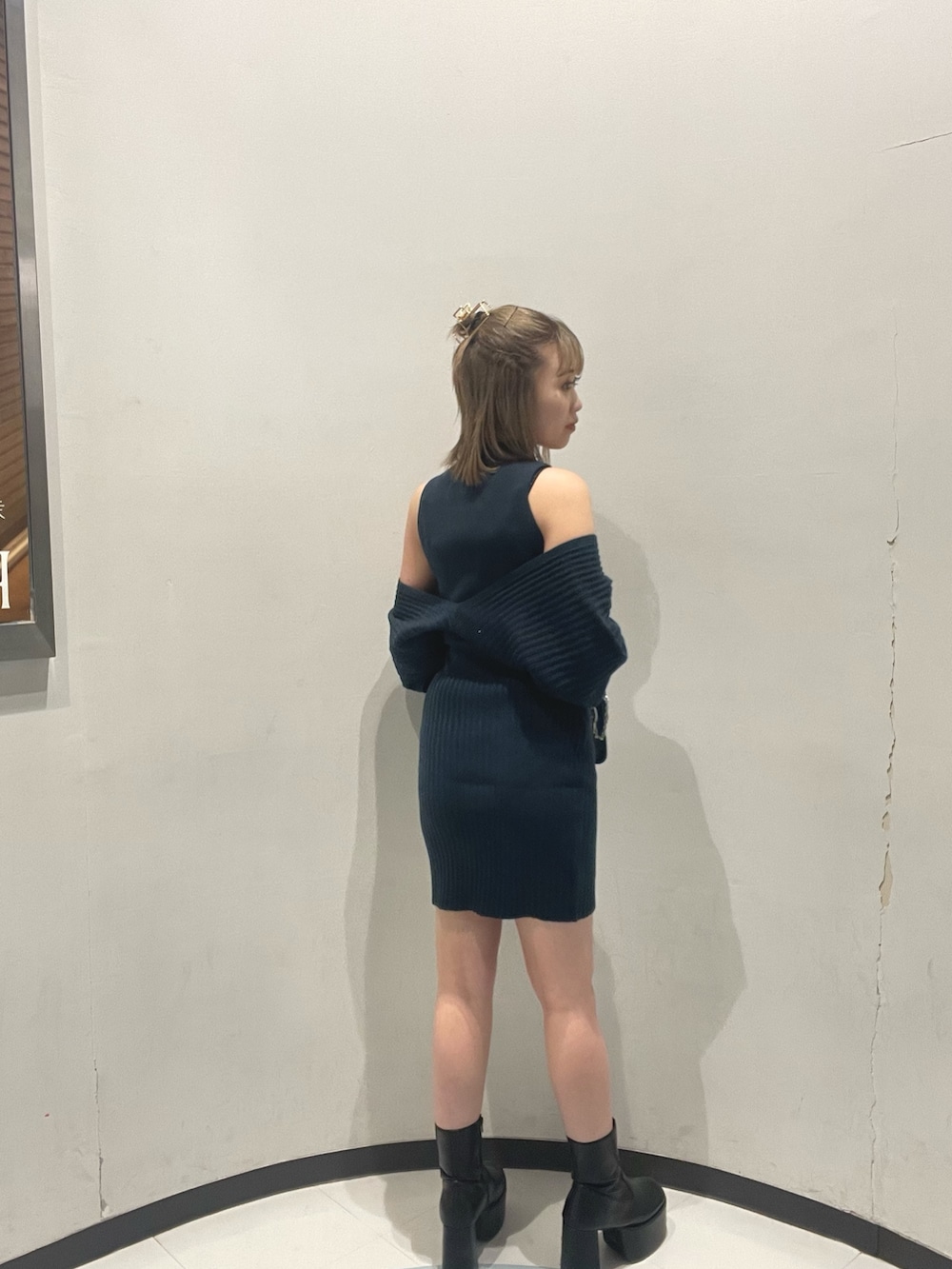 その他のハンドバッグ、ブルー系のワンピースを着用したレディースの秋コーディネートの5枚目の写真