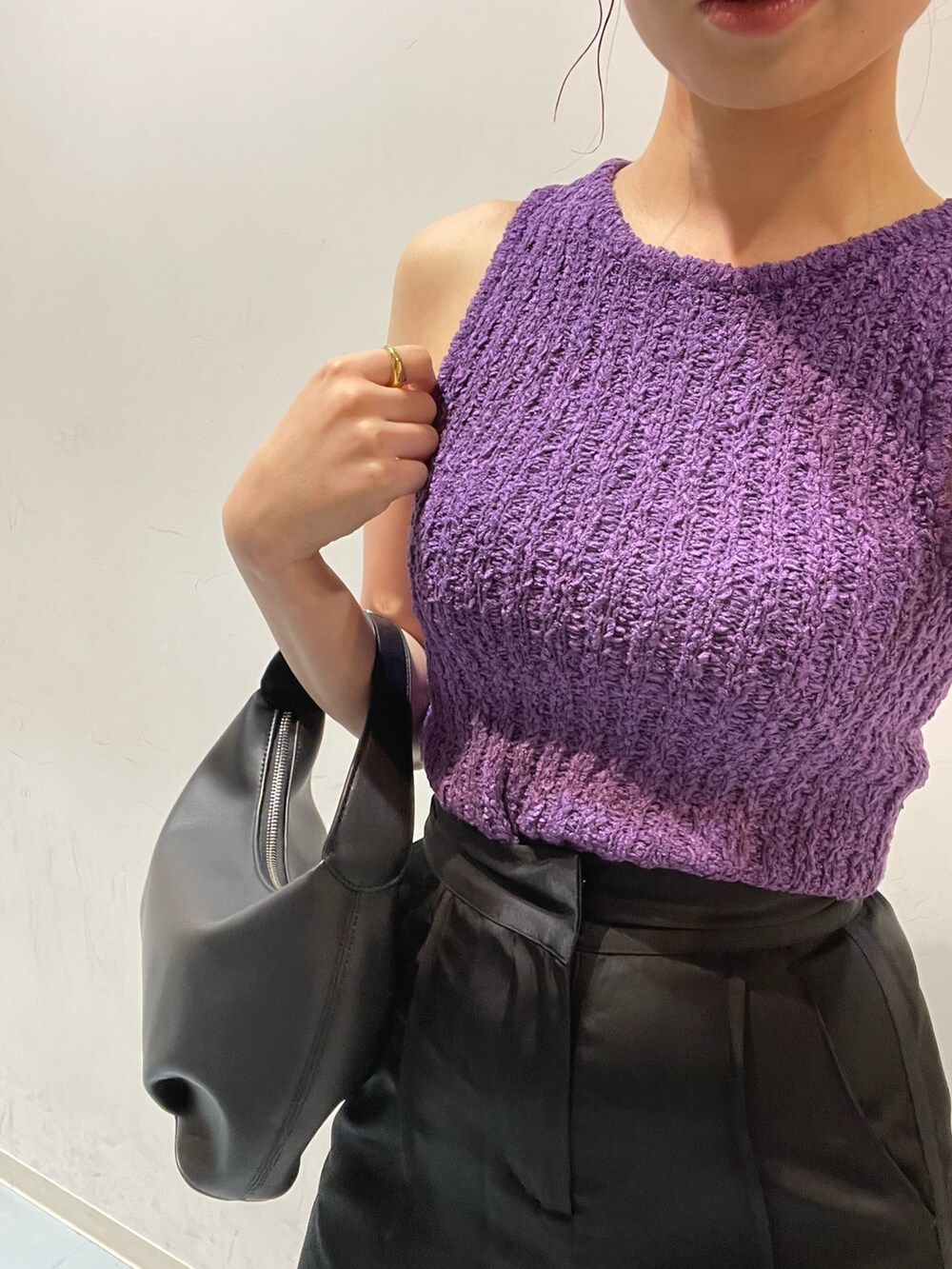 パープル系のタンクトップ、ブラック系のサンダル、ブラック系のスウェットパンツを着用したレディースの夏コーディネートの6枚目の写真