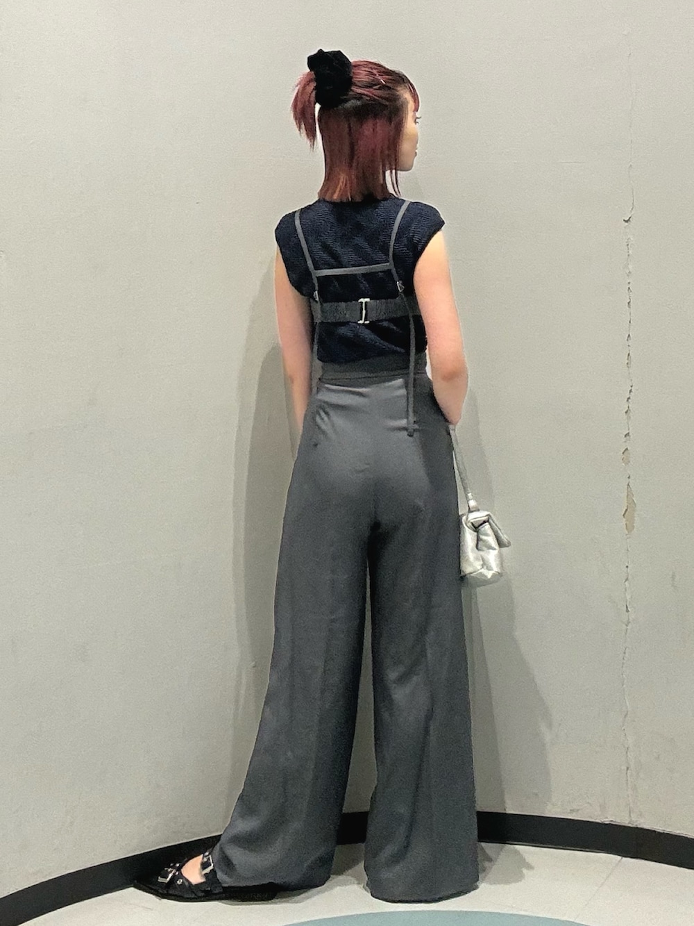 ブルー系のニット/セーター、グレー系のワンピースを着用したレディースの秋コーディネートの3枚目の写真