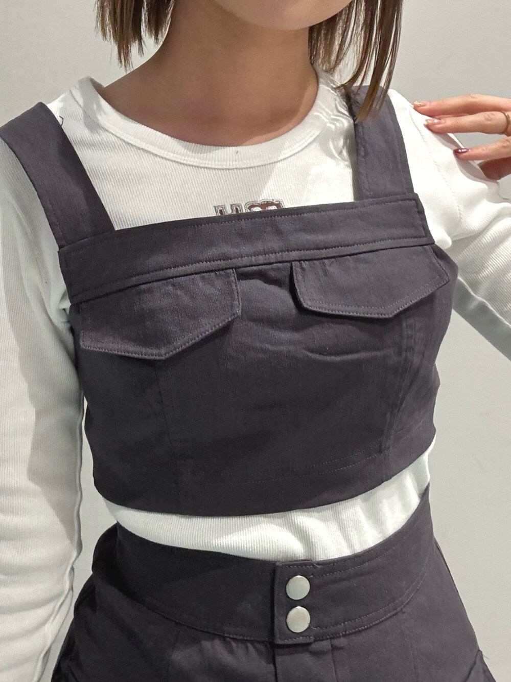 ホワイト系のTシャツ/カットソー、グレー系のワンピース、ブラック系のサンダルを着用したレディースの冬コーディネートの5枚目の写真