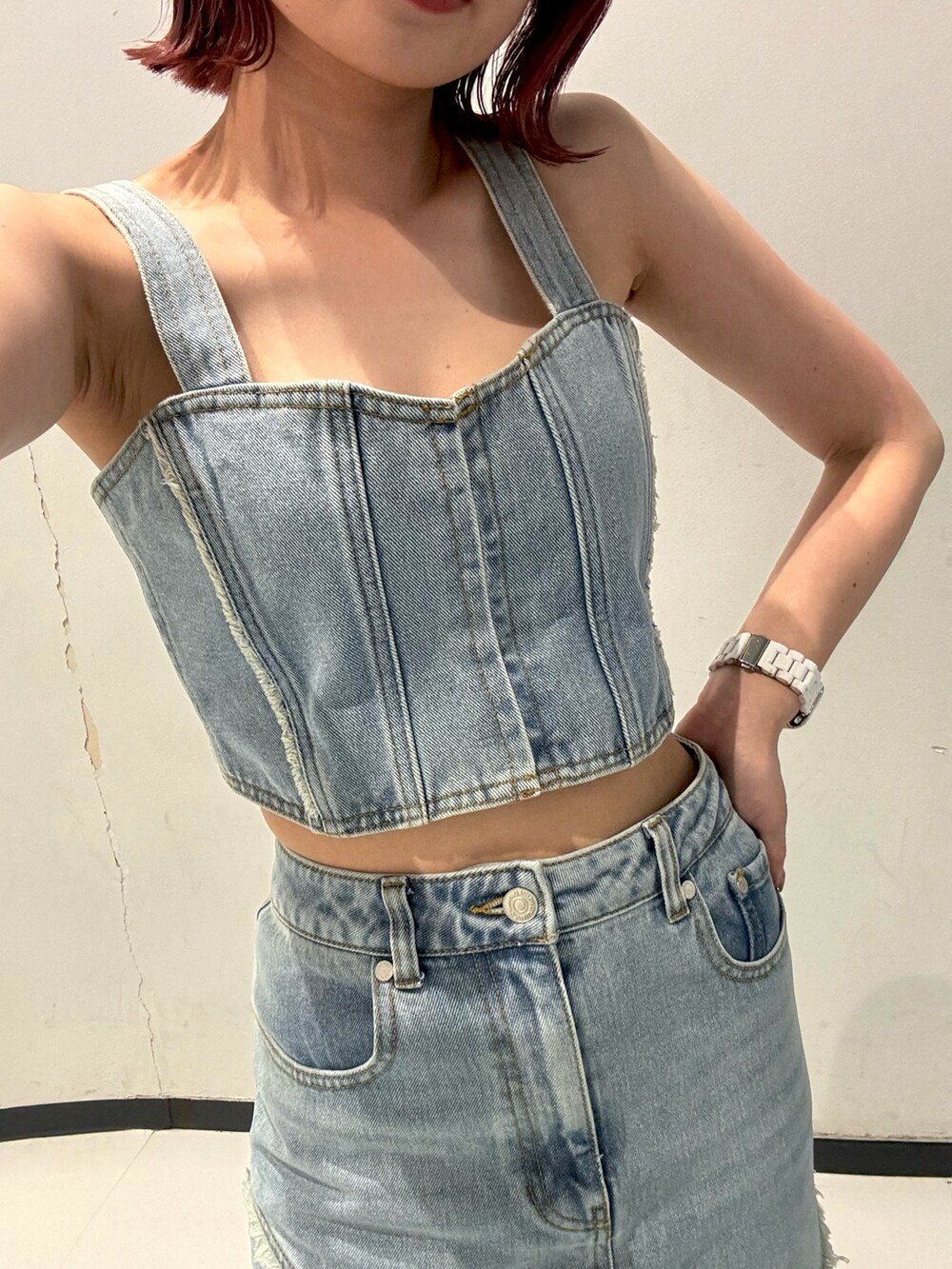 ブラック系のハンドバッグ、ブラック系のブーツ、ブルー系のシャツ/ブラウスを着用したレディースの夏コーディネートの7枚目の写真