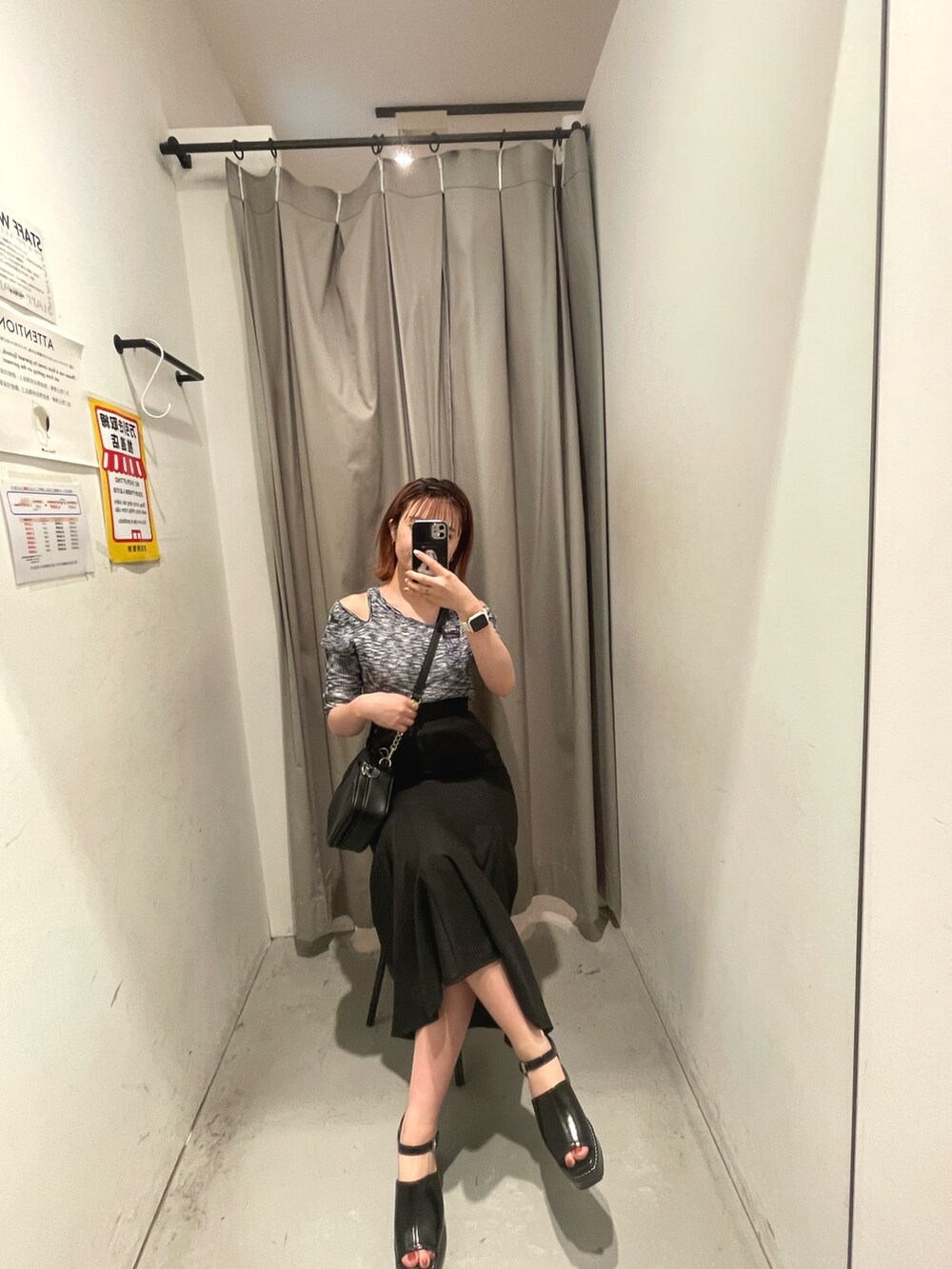 ブラック系のスカート、ブルー系のニット/セーター、ブラック系のサンダルを着用したレディースの春コーディネートの5枚目の写真