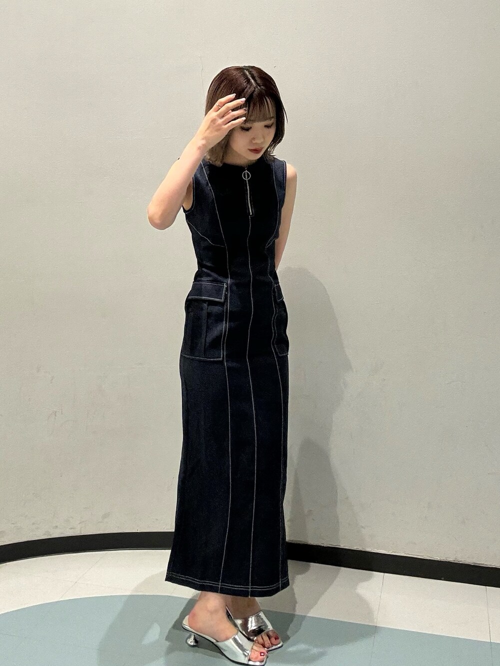 ブルー系のワンピース、ホワイト系のシャツ/ブラウス、ブラック系のショルダーバッグを着用したレディースの春コーディネートの4枚目の写真