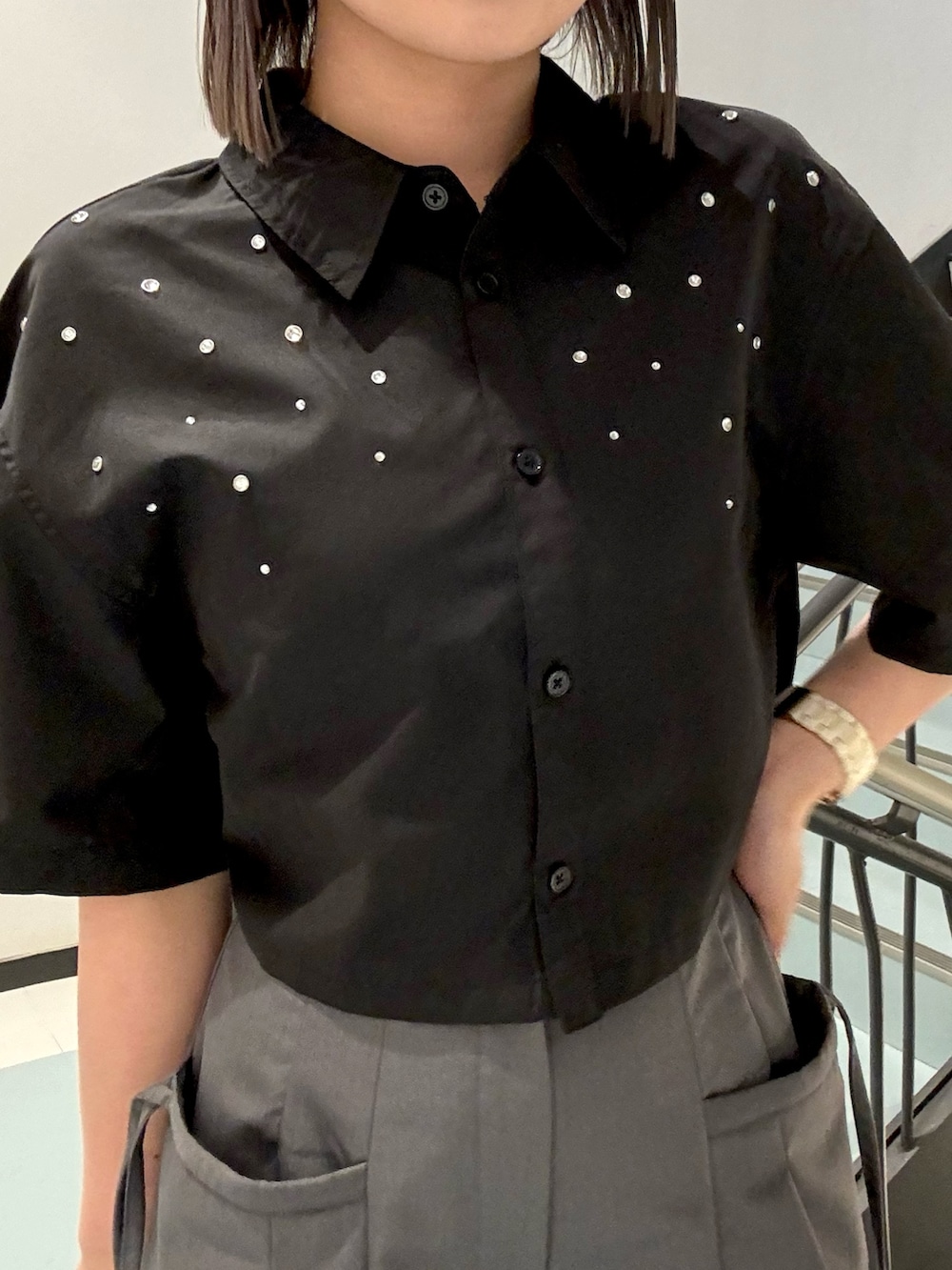 シルバー系のショルダーバッグ、ブラック系のシャツ/ブラウス、グレー系のその他パンツを着用したレディースの春コーディネートの4枚目の写真