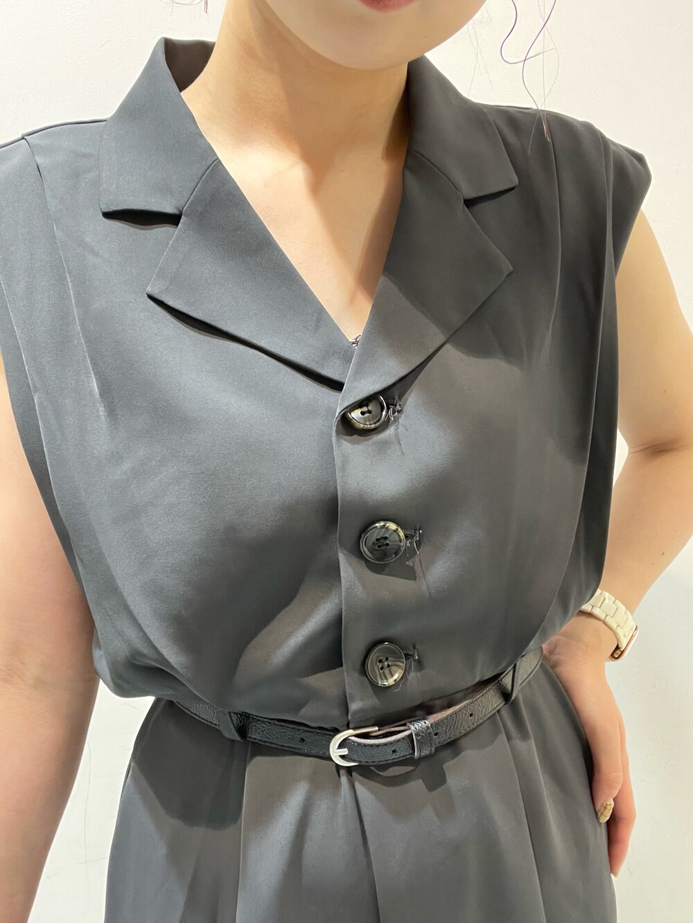 ブラック系のハンドバッグ、ホワイト系のつなぎ/オールインワン、ホワイト系のサンダルを着用したレディースの春コーディネートの5枚目の写真