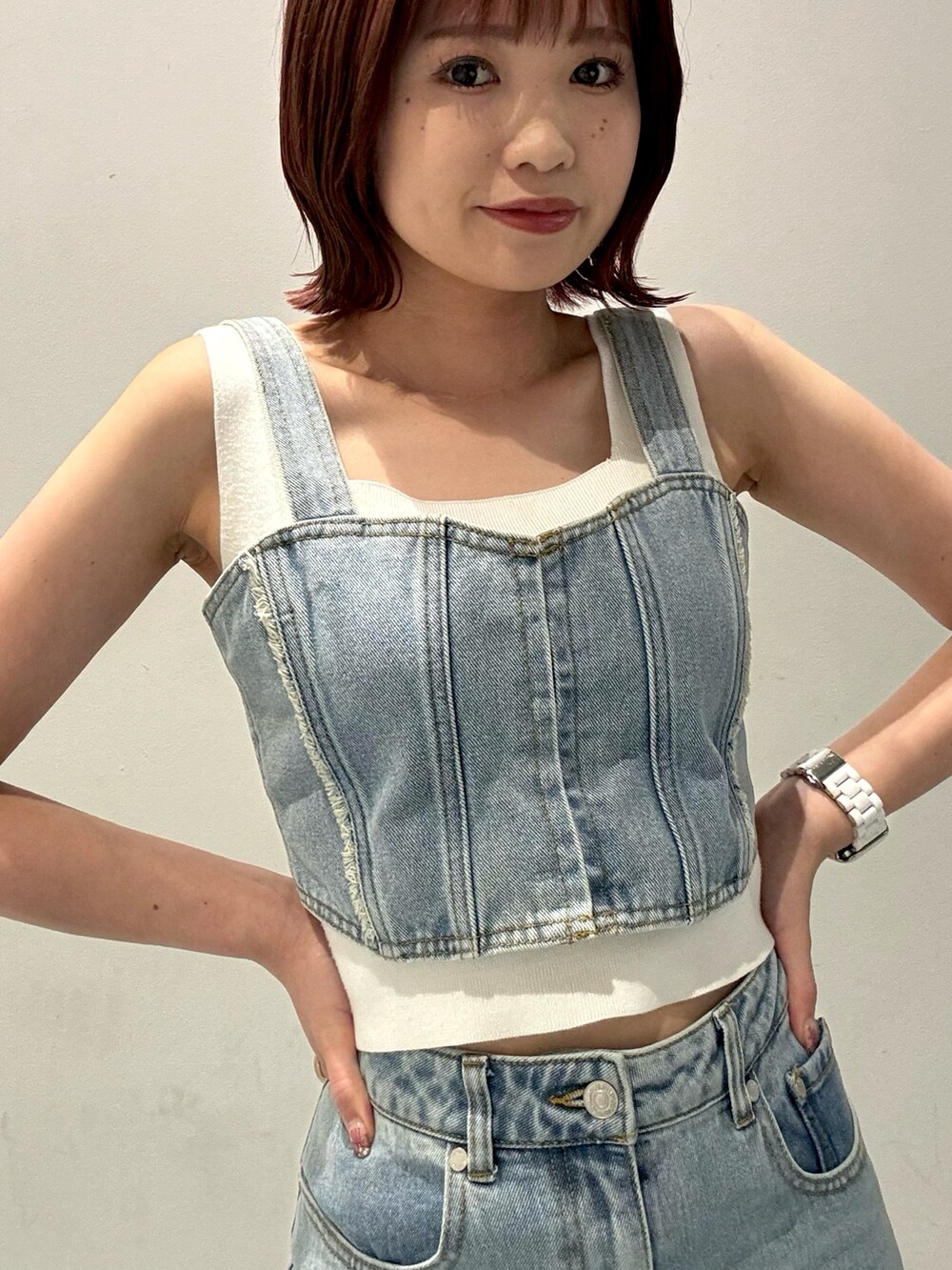 ブラック系のハンドバッグ、ブラック系のブーツ、ブルー系のシャツ/ブラウスを着用したレディースの夏コーディネートの4枚目の写真