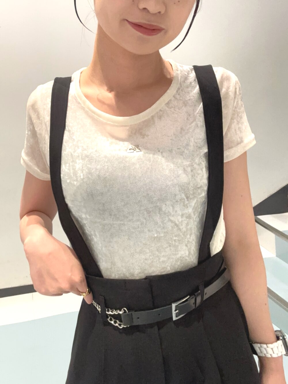 ブルー系のサンダル、ブラック系のスラックス、ホワイト系のTシャツ/カットソーを着用したレディースの夏コーディネートの4枚目の写真