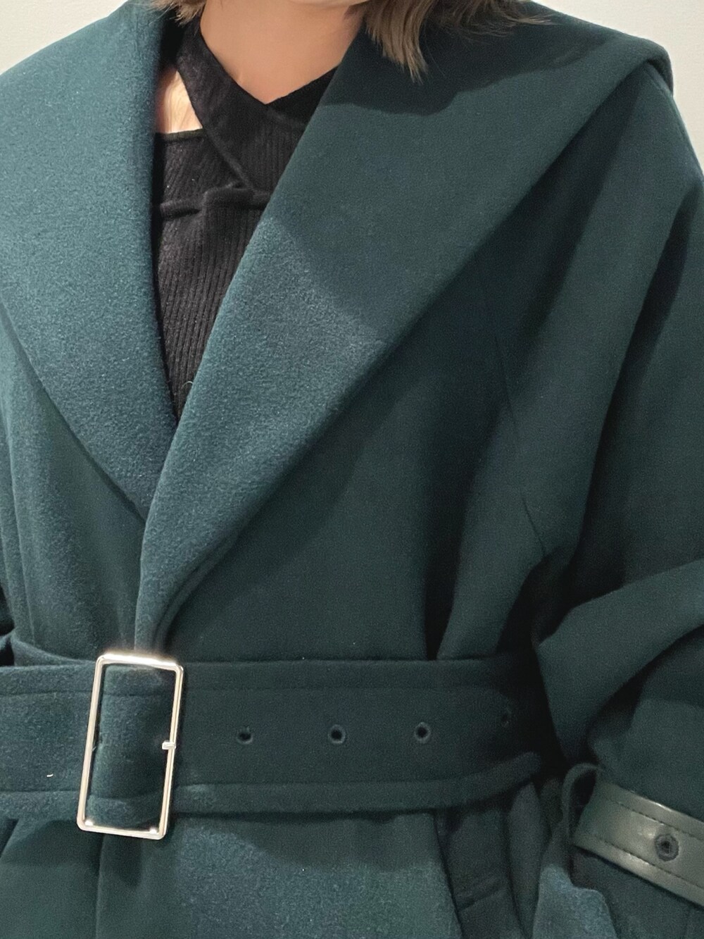 ブラック系のスカート、グリーン系のその他アウター、ブラック系のニット/セーターを着用したレディースの秋コーディネートの4枚目の写真