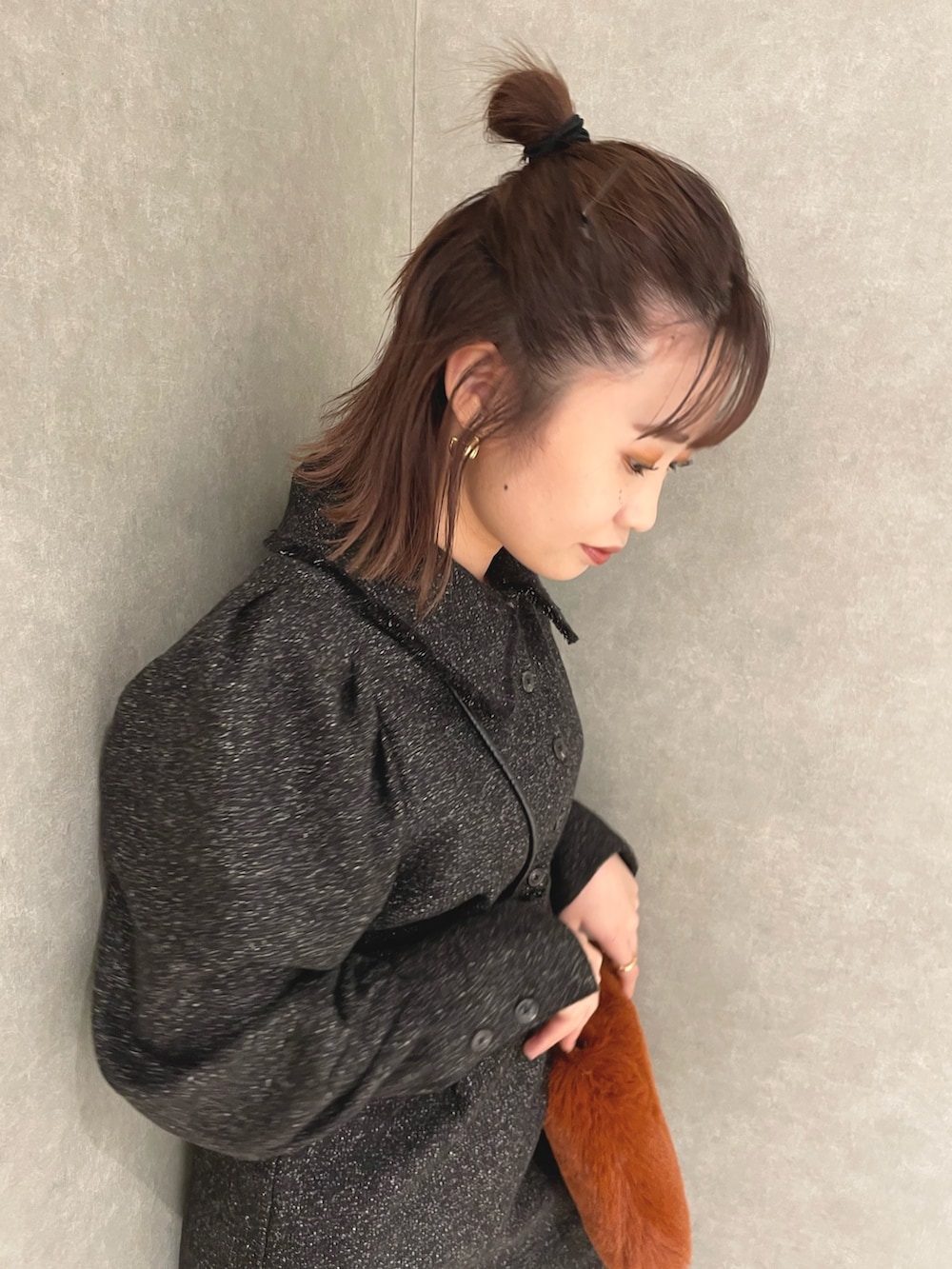 ブラック系のワンピース、ブラウン系のショルダーバッグを着用したレディースの秋コーディネートの3枚目の写真