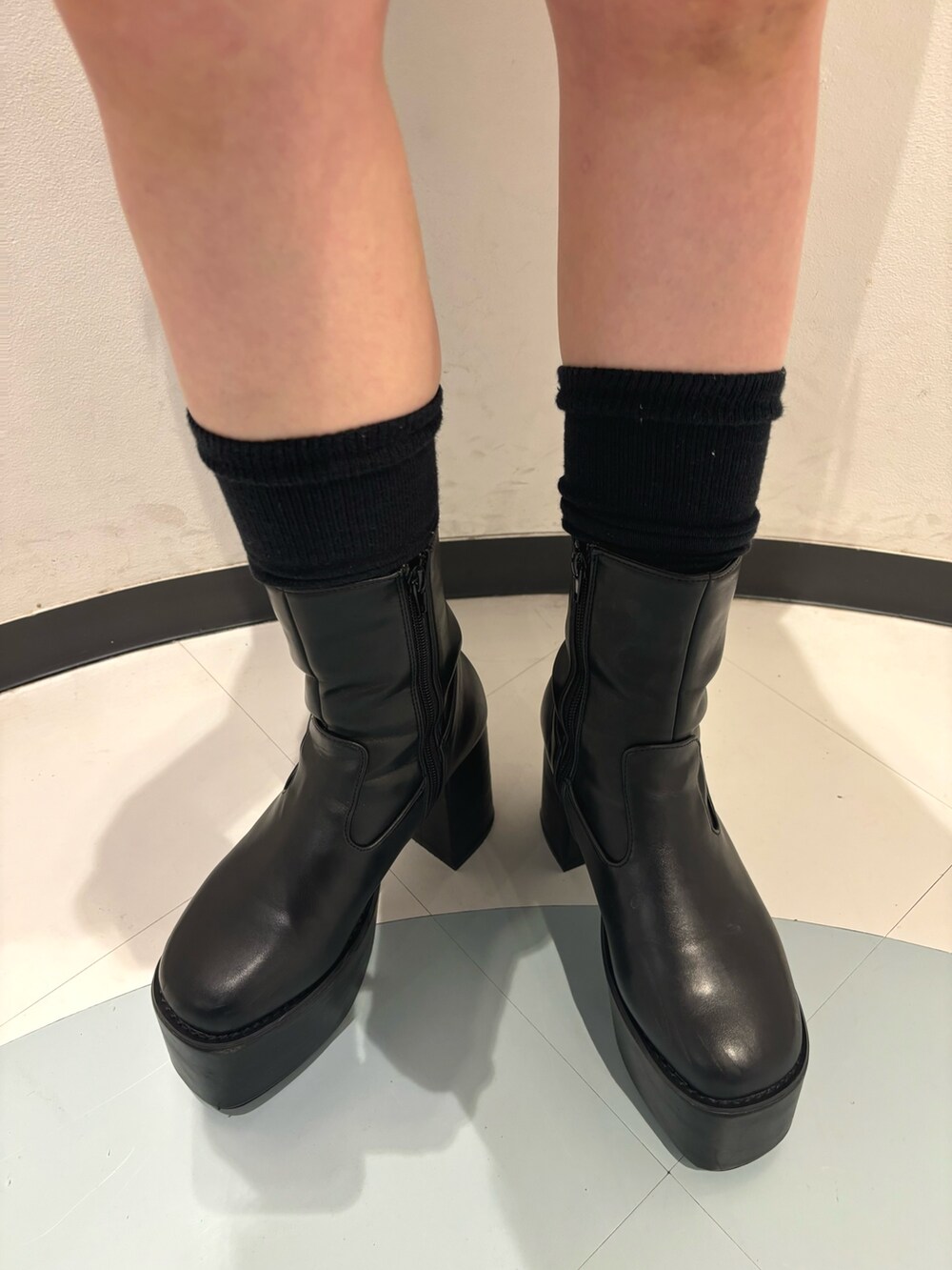 ブラック系のブーツ、グレー系のワンピースを着用したレディースの秋コーディネートの7枚目の写真