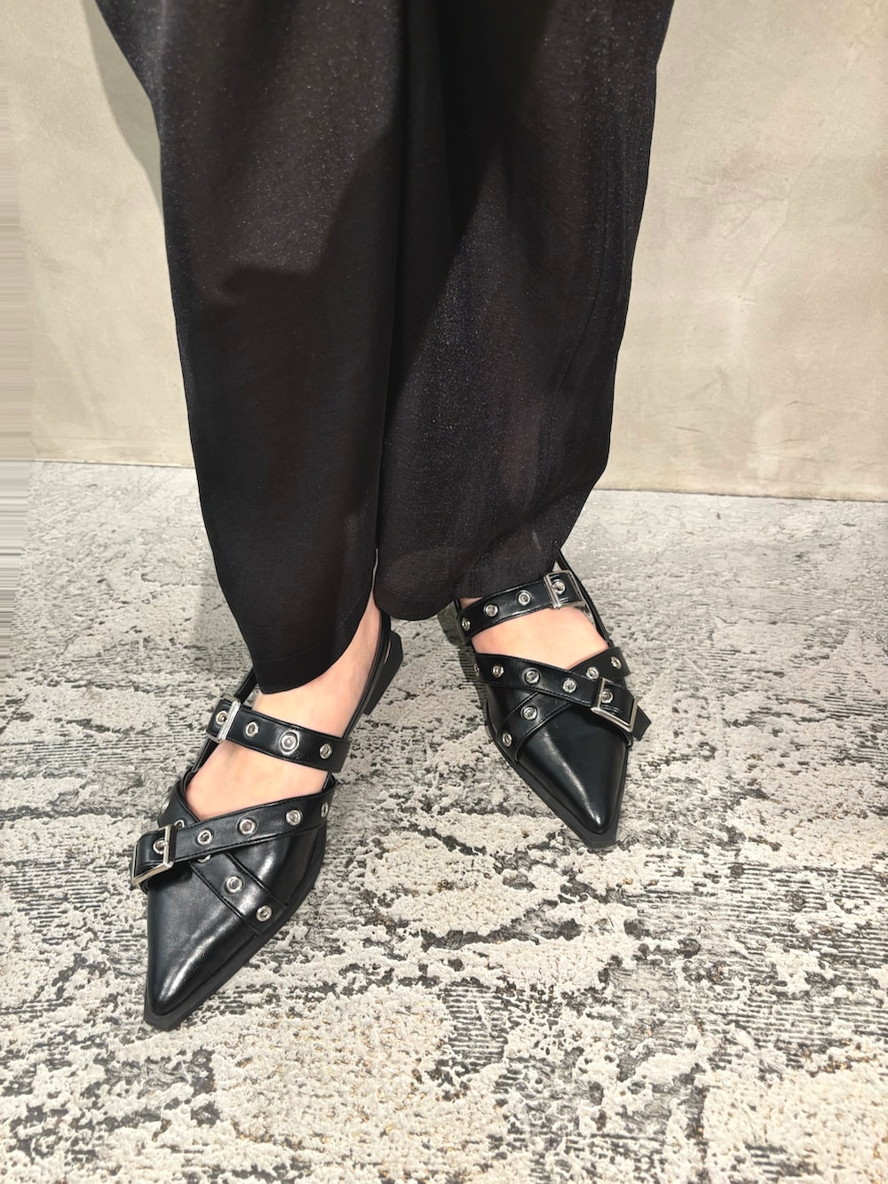 オレンジ系のショルダーバッグ、ブラック系のパンプス、ブラック系のその他パンツを着用したレディースの夏コーディネートの7枚目の写真