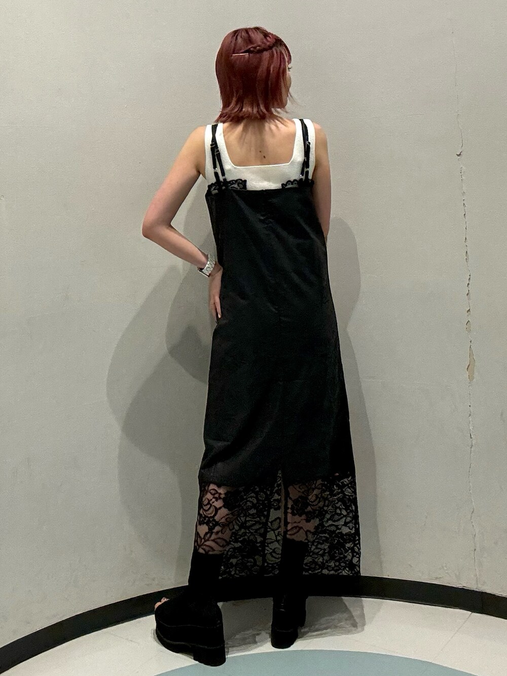 ブラック系のワンピース、ホワイト系のニット/セーター、ブラック系のブーツを着用したレディースの夏コーディネートの3枚目の写真