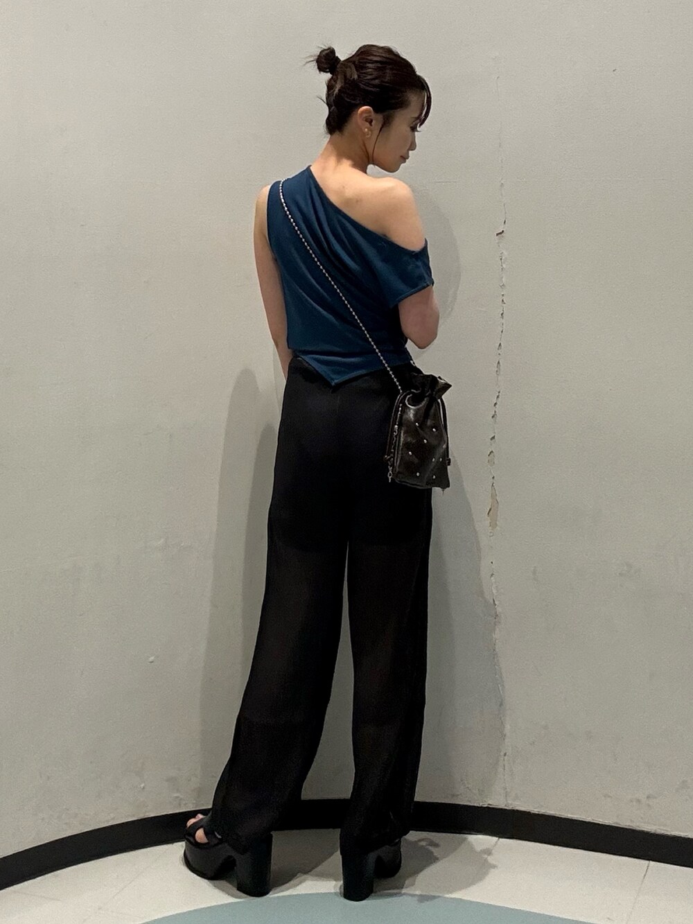 ブラック系のその他パンツ、ブラウン系のショルダーバッグ、ブルー系のTシャツ/カットソーを着用したレディースの夏コーディネートの3枚目の写真