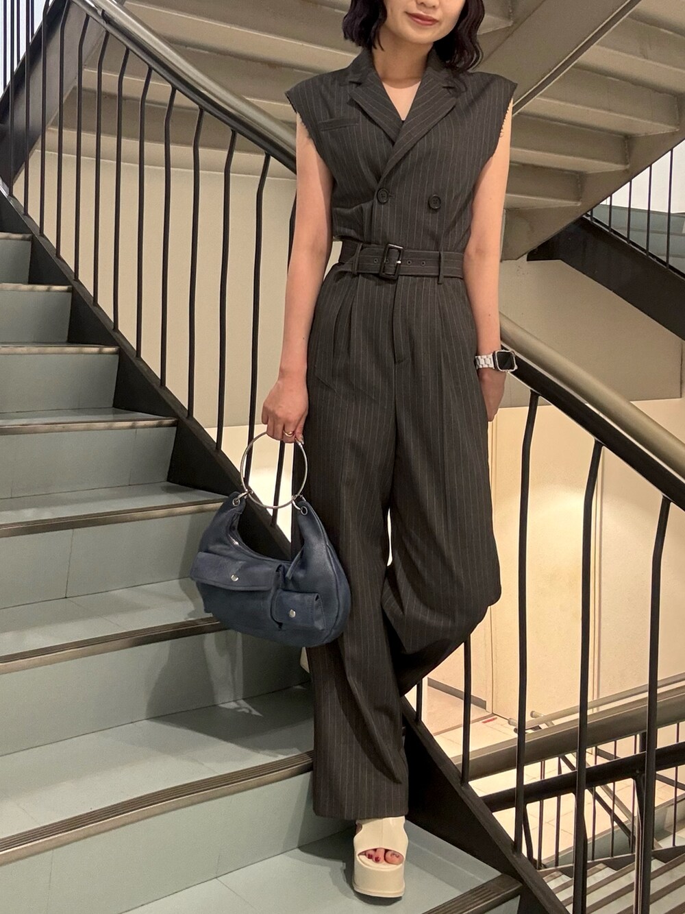 ホワイト系のサンダル、ブルー系のハンドバッグ、その他のつなぎ/オールインワンを着用したレディースの夏コーディネートの6枚目の写真