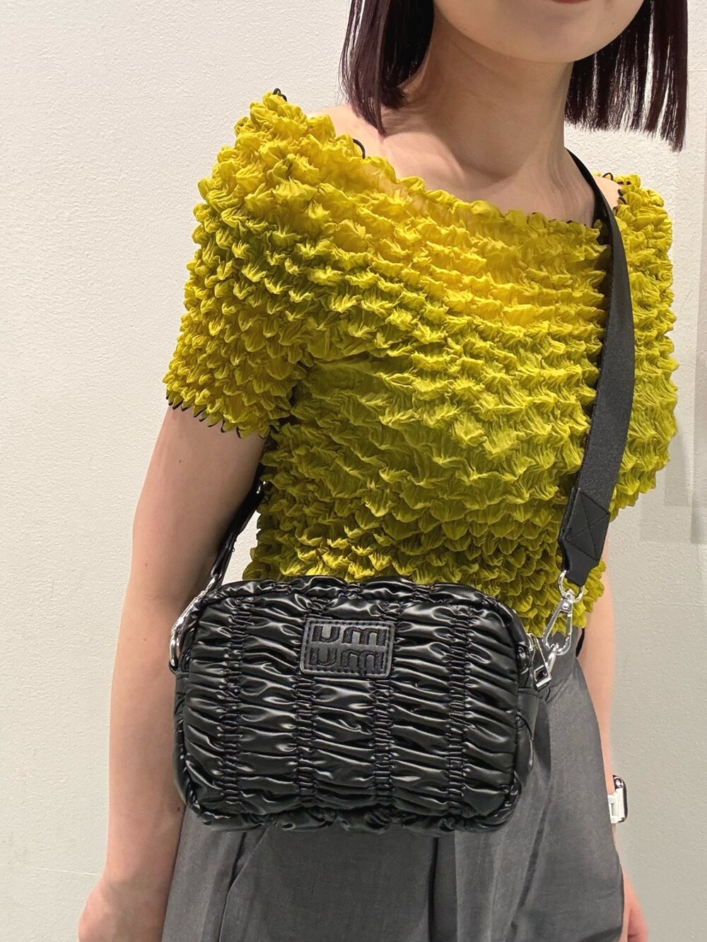 ブラック系のショルダーバッグ、ブラック系のサンダル、グレー系のその他パンツを着用したレディースの春コーディネートの6枚目の写真