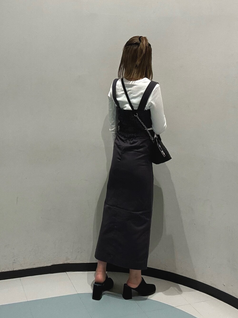 ホワイト系のTシャツ/カットソー、グレー系のワンピース、ブラック系のサンダルを着用したレディースの冬コーディネートの3枚目の写真