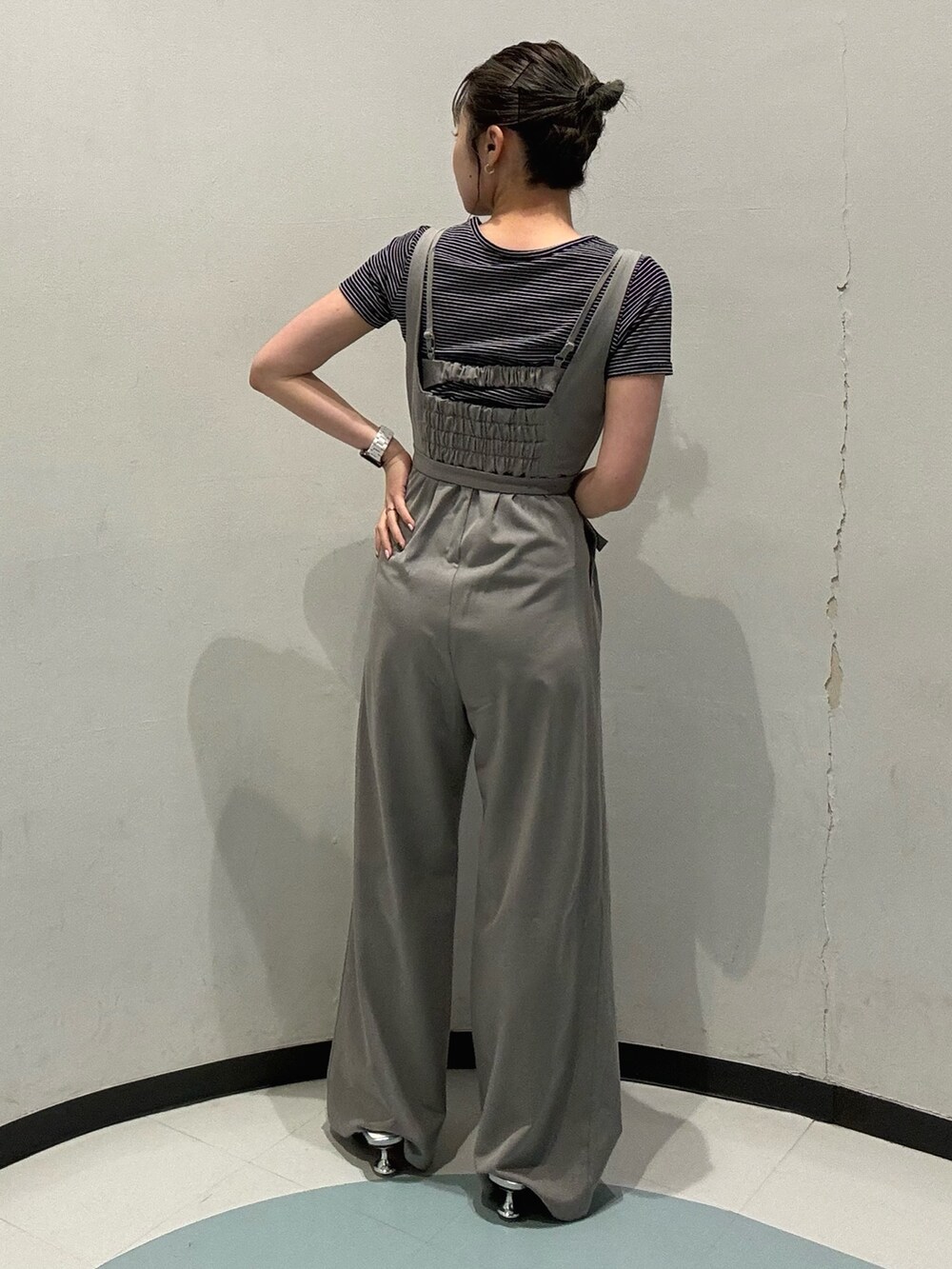 グレー系のワンピース、ブラック系のショルダーバッグ、シルバー系のサンダルを着用したレディースの春コーディネートの3枚目の写真