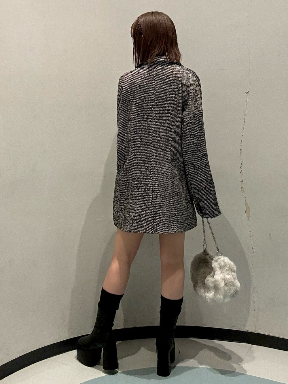 その他のスカート、ブラック系のブーツ、その他のテーラードジャケットを着用したレディースの秋コーディネートの3枚目の写真