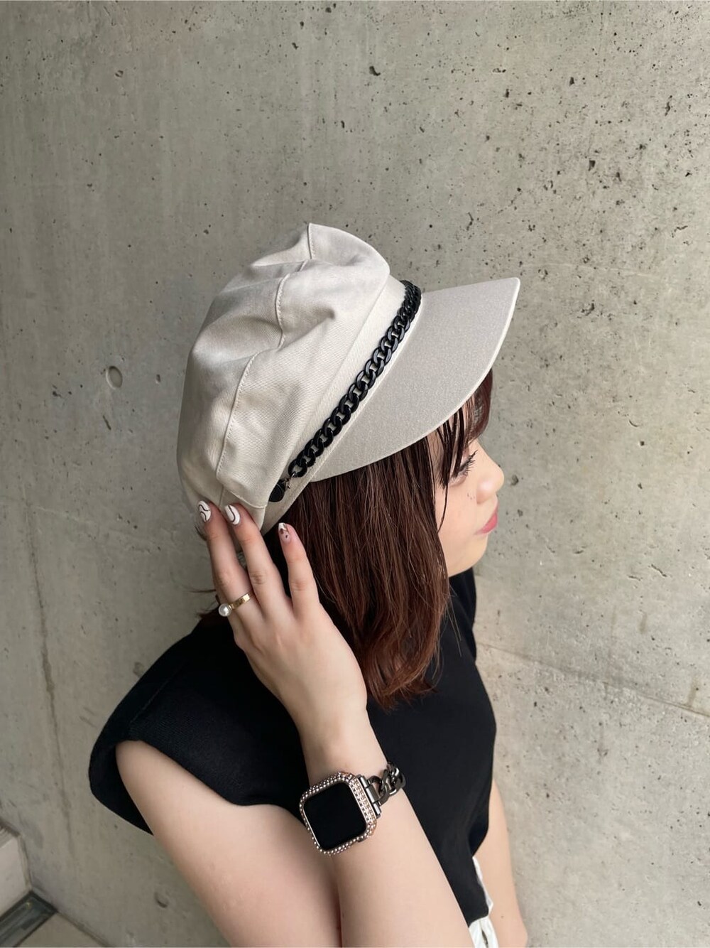 その他のサンダル、ホワイト系のデニムパンツ、ブラック系のスカートを着用したレディースの夏コーディネートの4枚目の写真