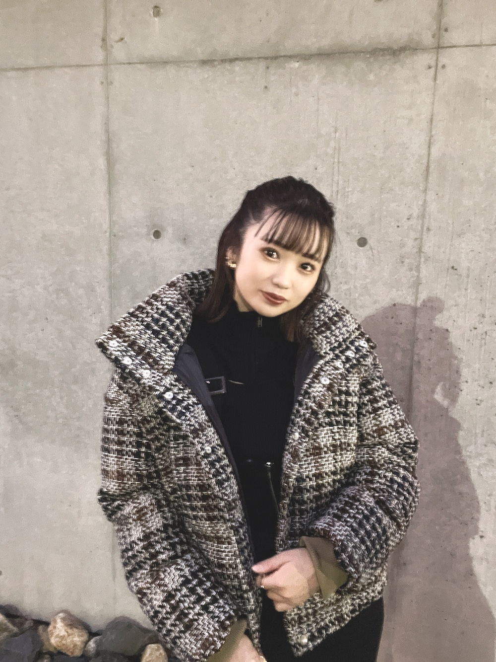 ブラック系のニット/セーター、ブラック系のジャンパースカート、その他のダウンジャケット/コートを着用したレディースの秋コーディネートの2枚目の写真