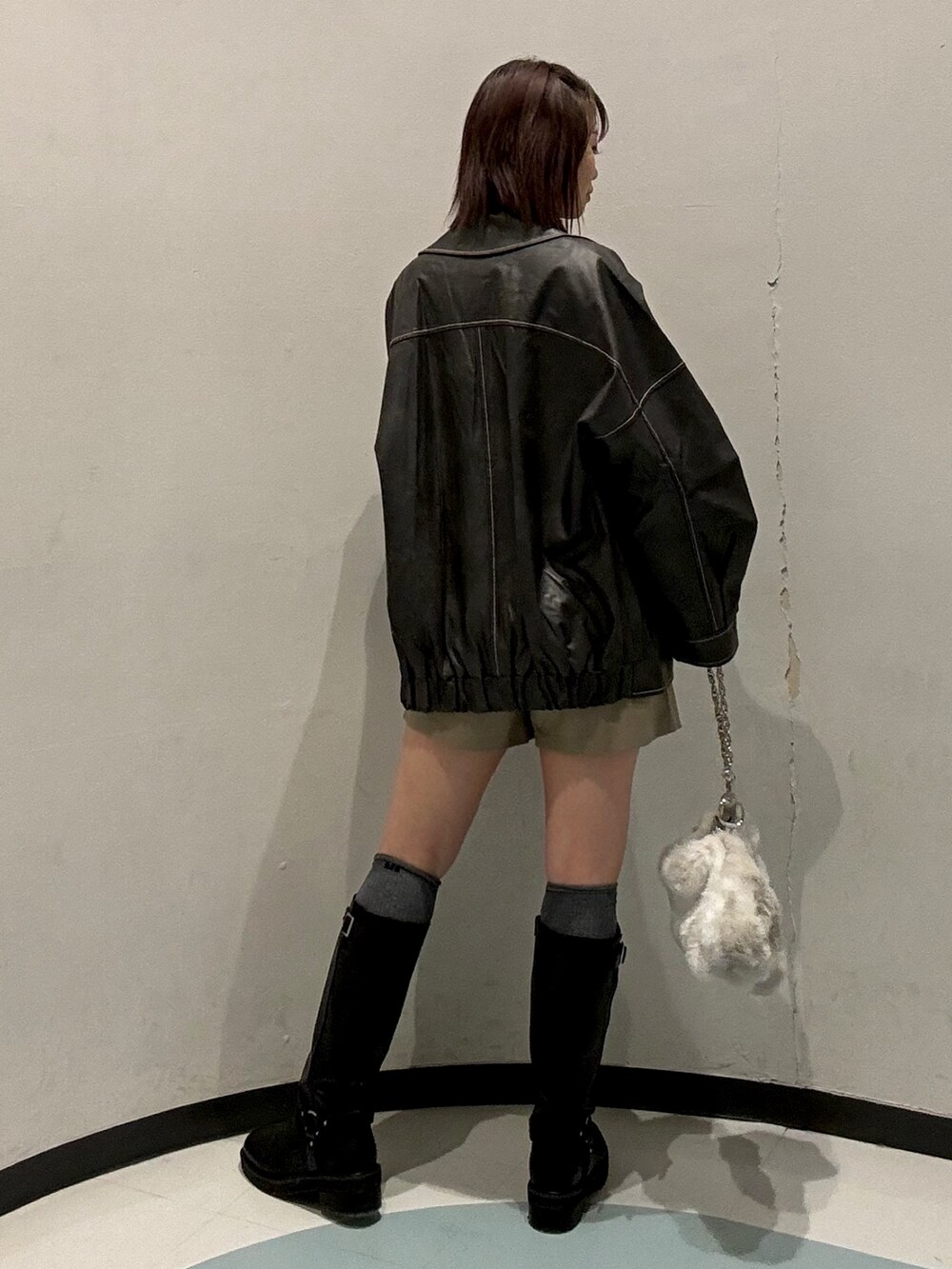 ベージュ系のその他パンツ、ホワイト系のニット/セーター、グレー系のブルゾンを着用したレディースの秋コーディネートの6枚目の写真