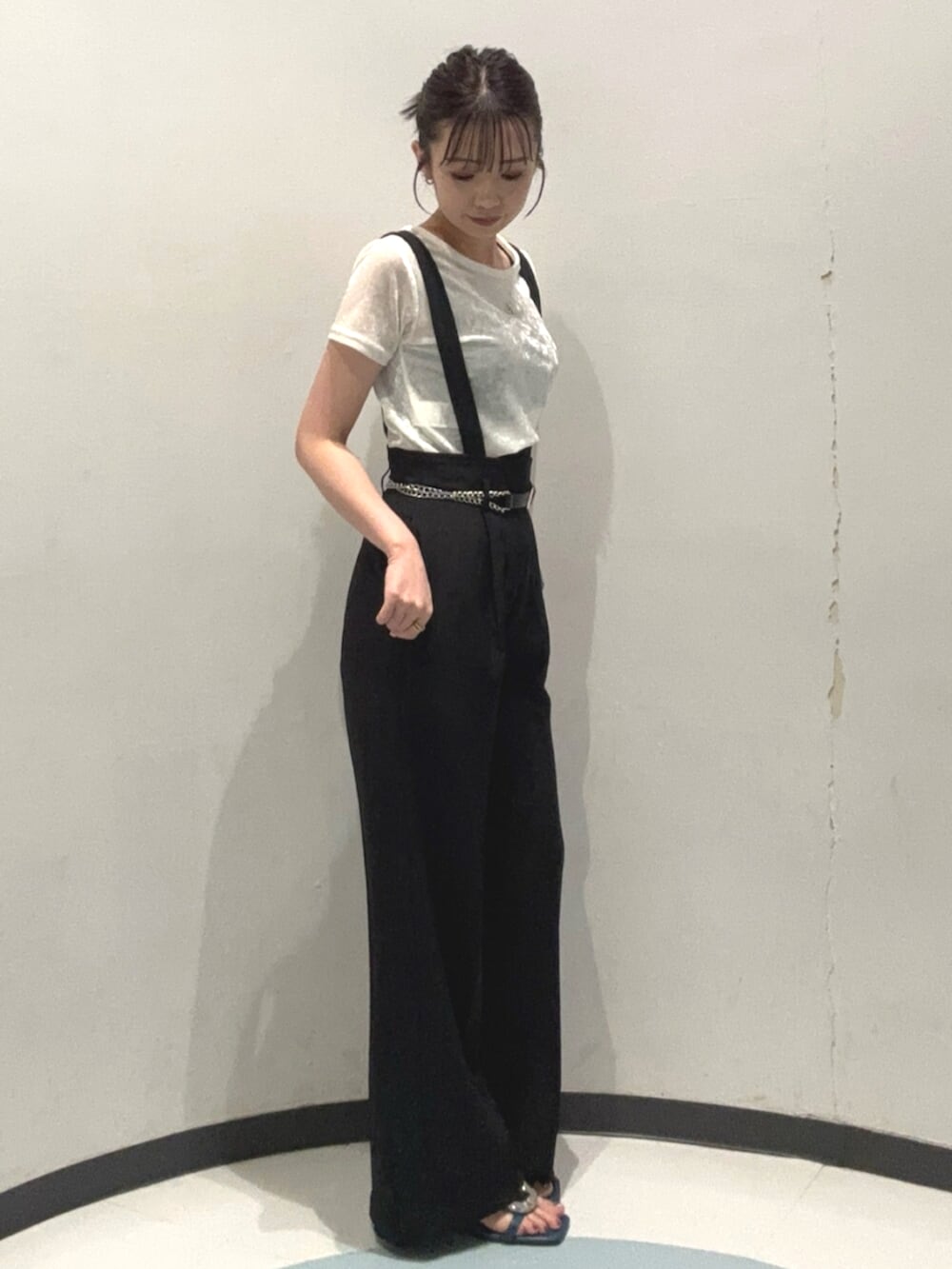 ブルー系のサンダル、ブラック系のスラックス、ホワイト系のTシャツ/カットソーを着用したレディースの夏コーディネートの2枚目の写真