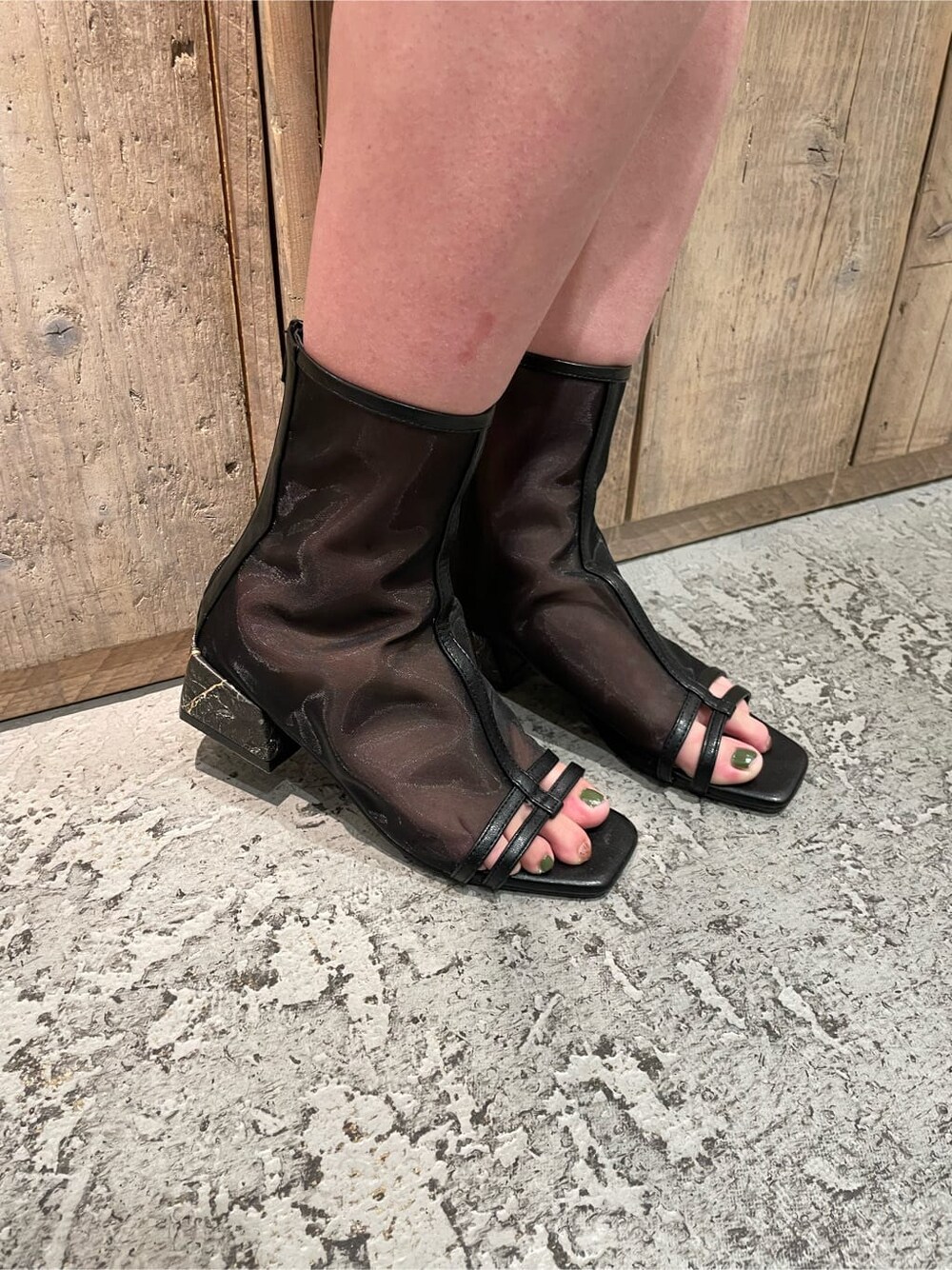 ホワイト系のハンドバッグ、イエロー系のデニムジャケット、イエロー系のスカートを着用したレディースの冬コーディネートの5枚目の写真