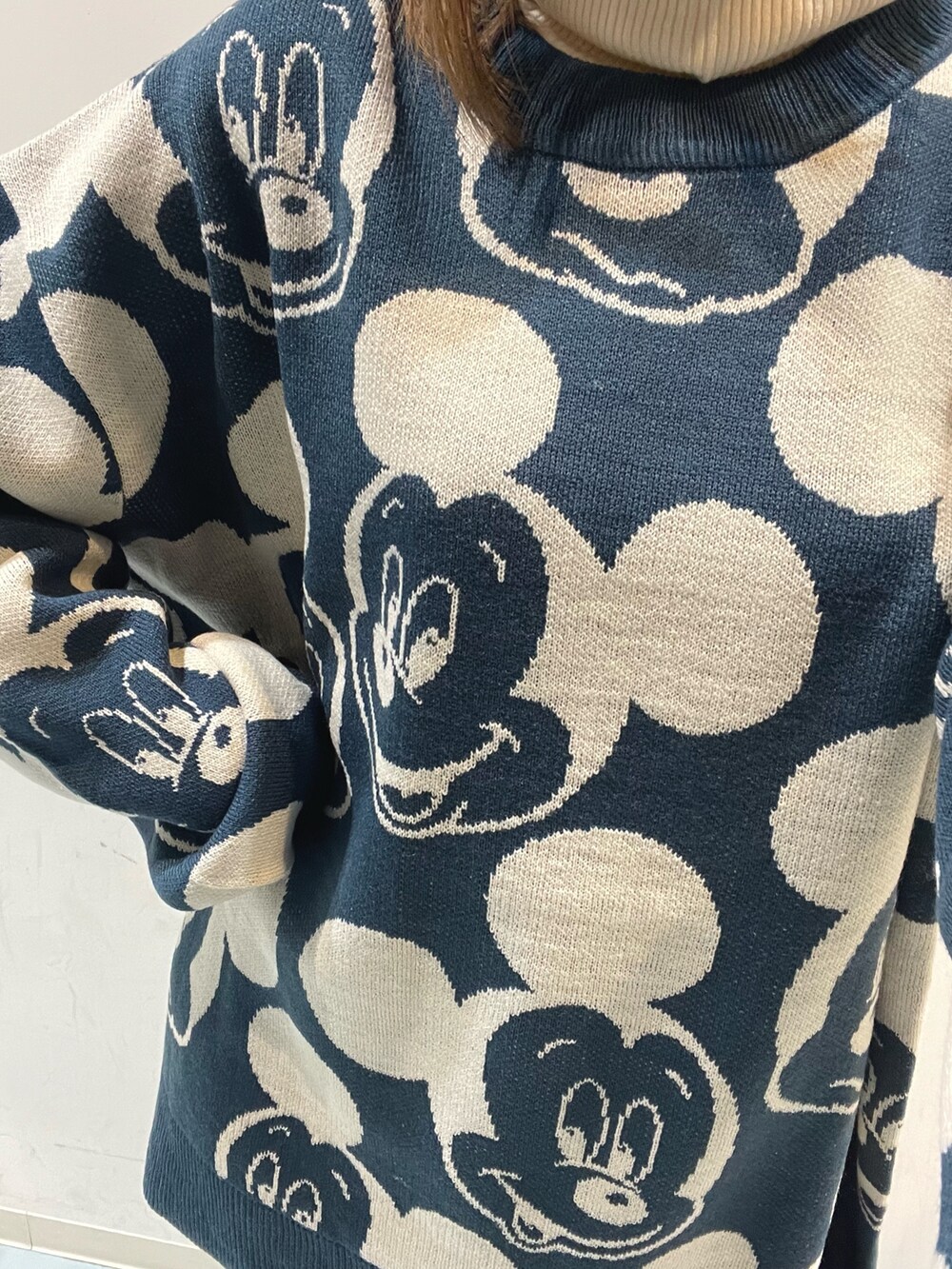 ブラック系のその他パンツ、ホワイト系のニット/セーター、ブルー系のニット/セーターを着用したレディースの秋コーディネートの6枚目の写真