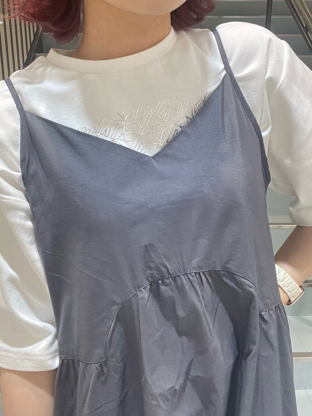 ホワイト系のTシャツ/カットソー、グレー系のワンピース、ブラウン系のサンダルを着用したレディースの春コーディネートの6枚目の写真