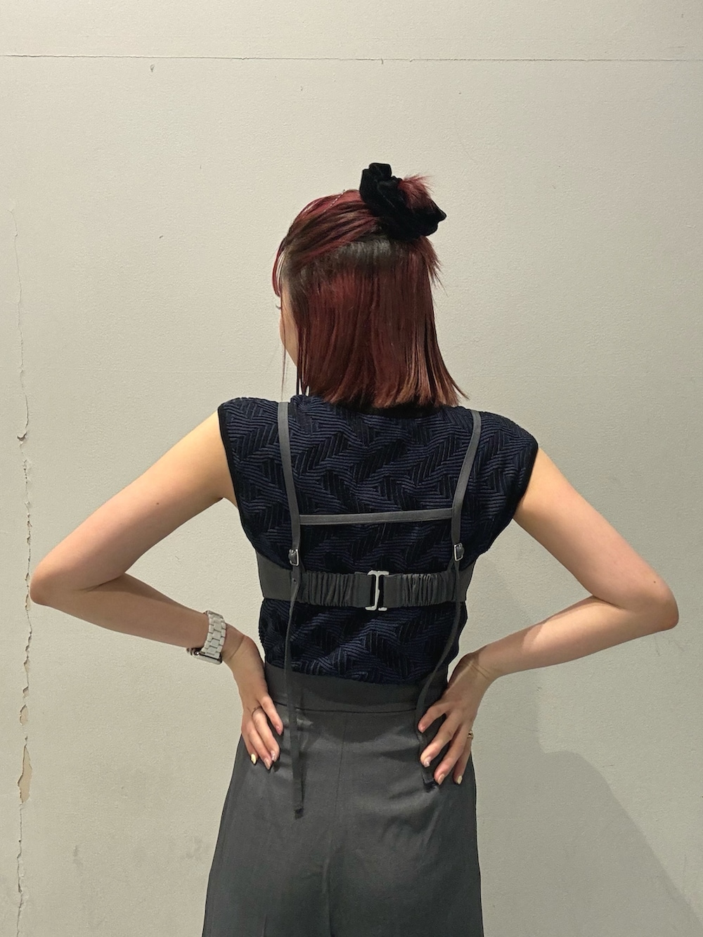 ブルー系のニット/セーター、グレー系のワンピースを着用したレディースの秋コーディネートの6枚目の写真