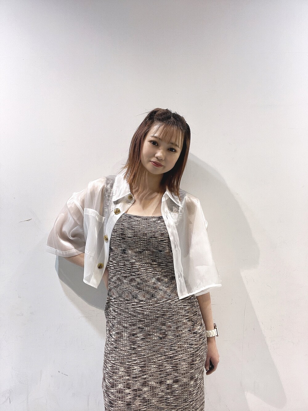 ブラウン系のワンピース、その他のサンダル、ブラック系のショルダーバッグを着用したレディースの春コーディネートの6枚目の写真